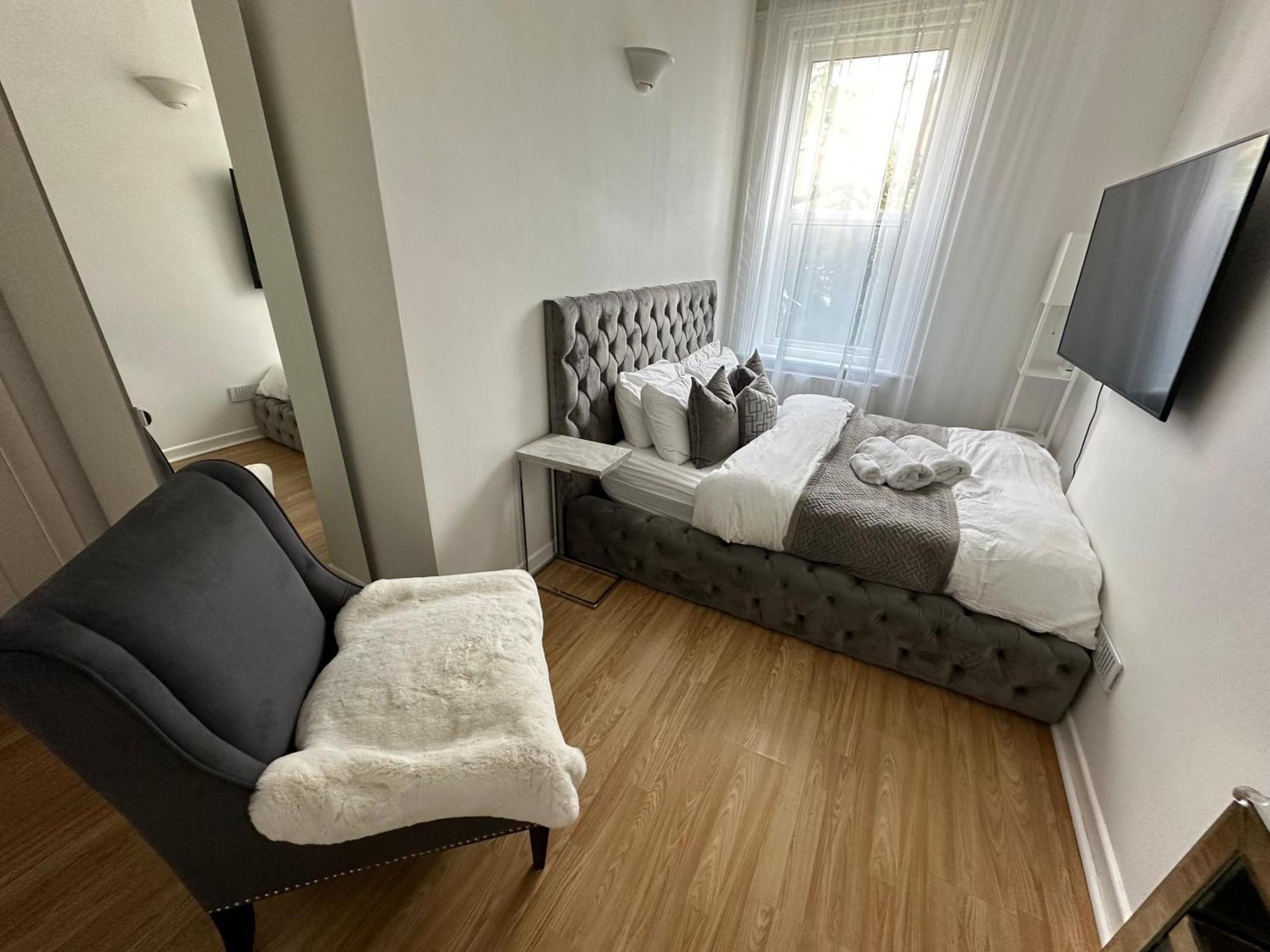 5 Min From The ,parking In Guest house *