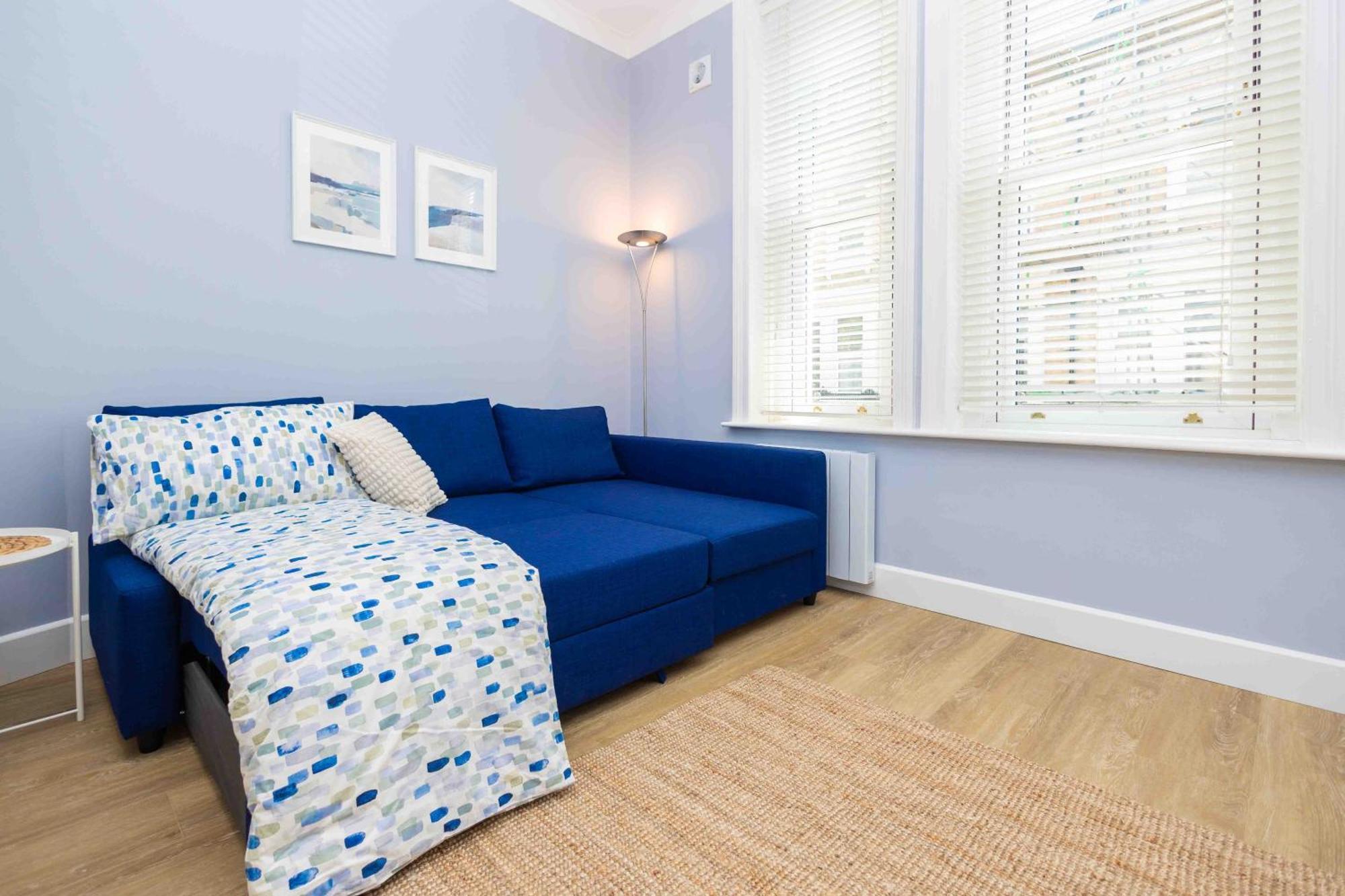 Sunny Town Centre Apartment: Beach-close Luxury In *