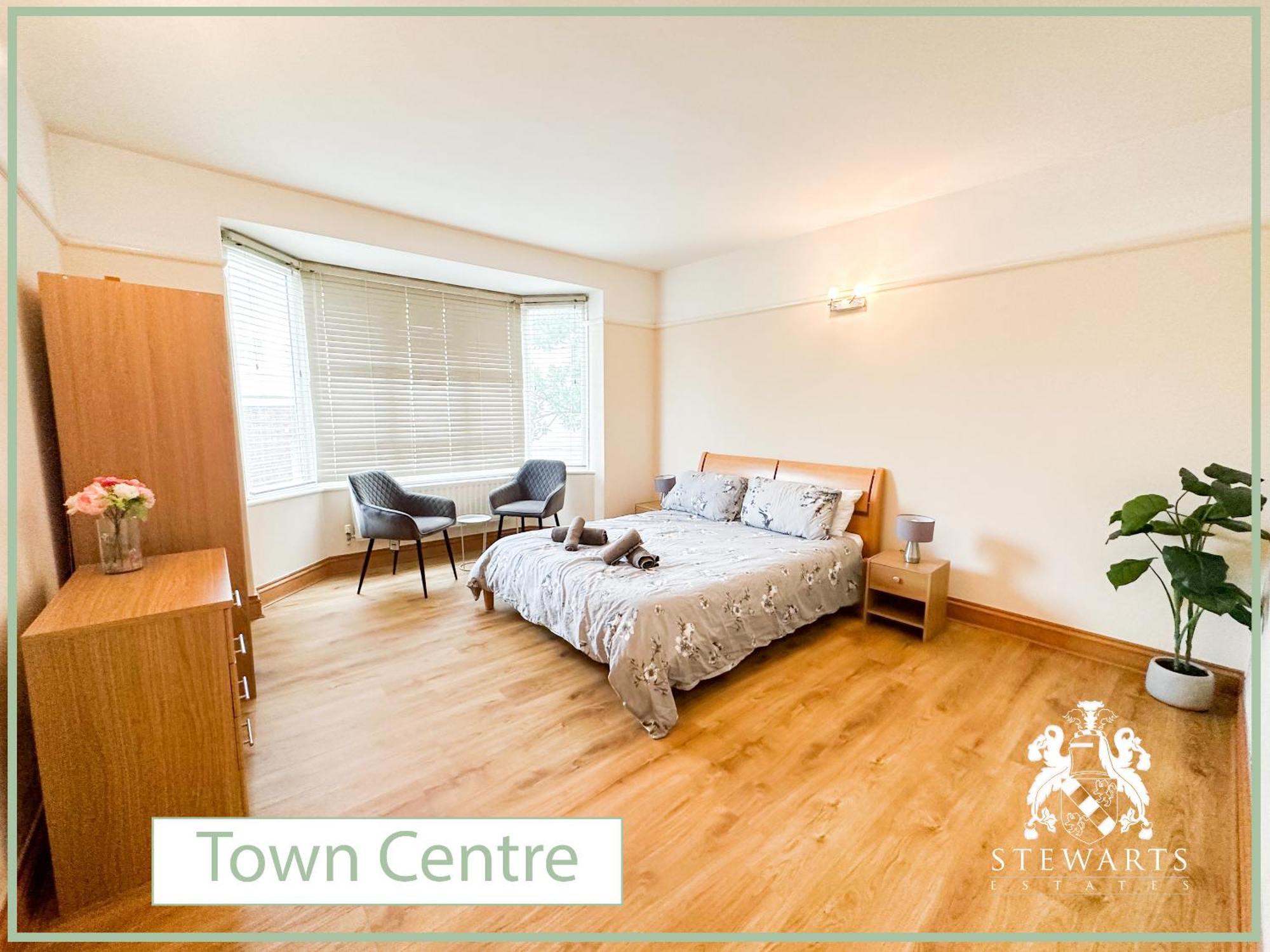 Town Centre Sleeps 9 Apartment