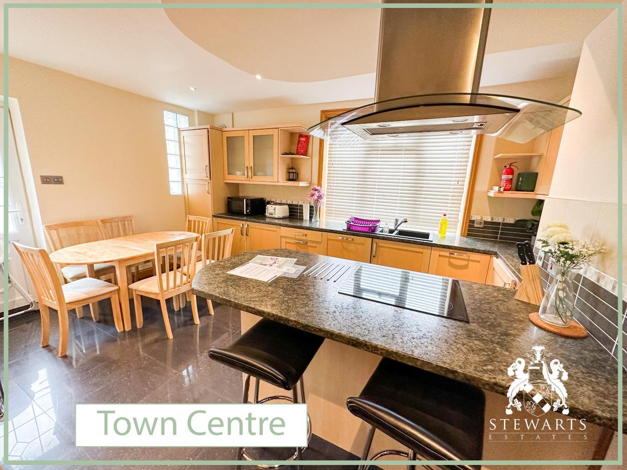 Town Centre Sleeps 9 *