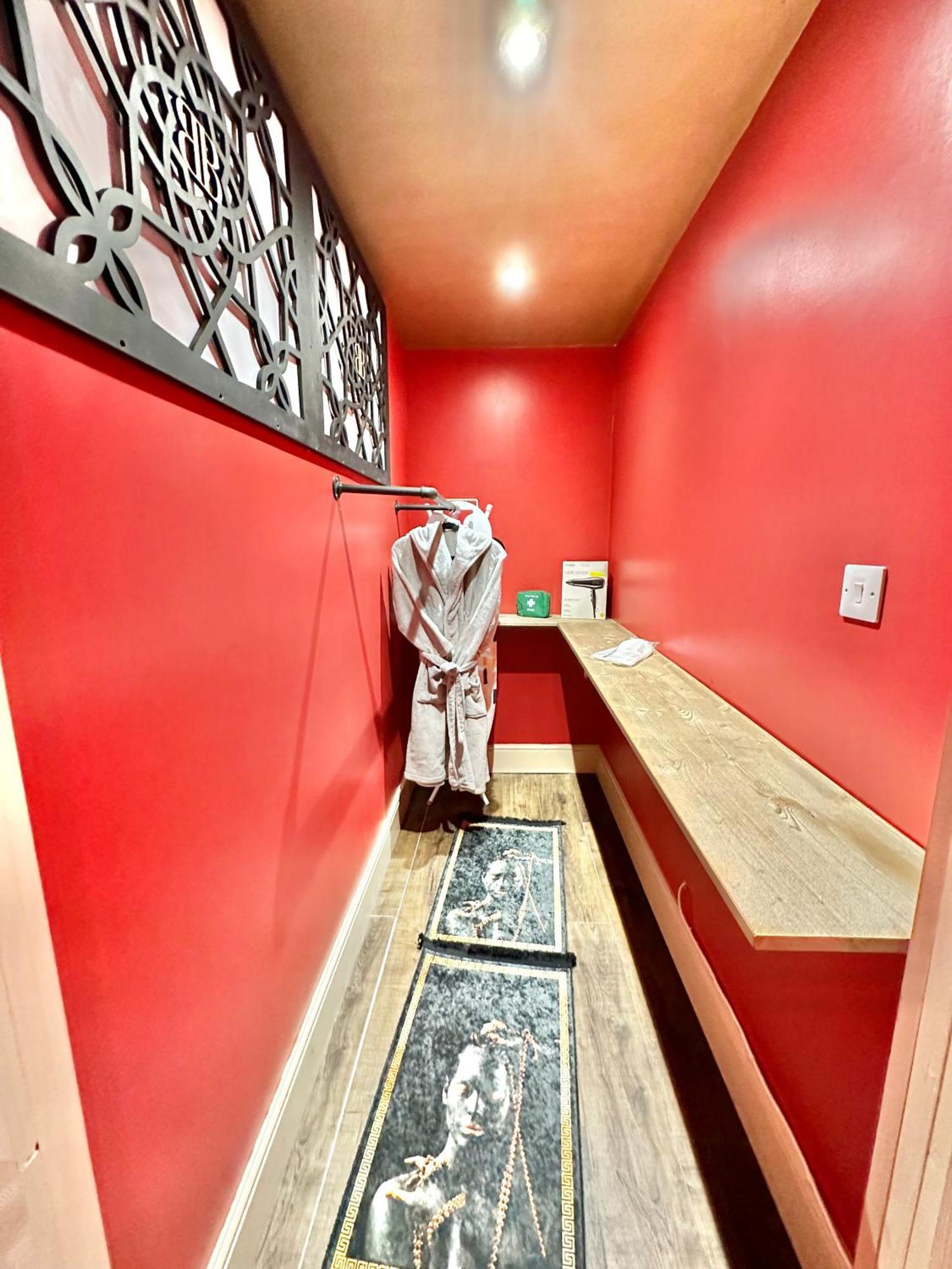 Apartment Beyond - Romantic Basement - Close To - With Parking
