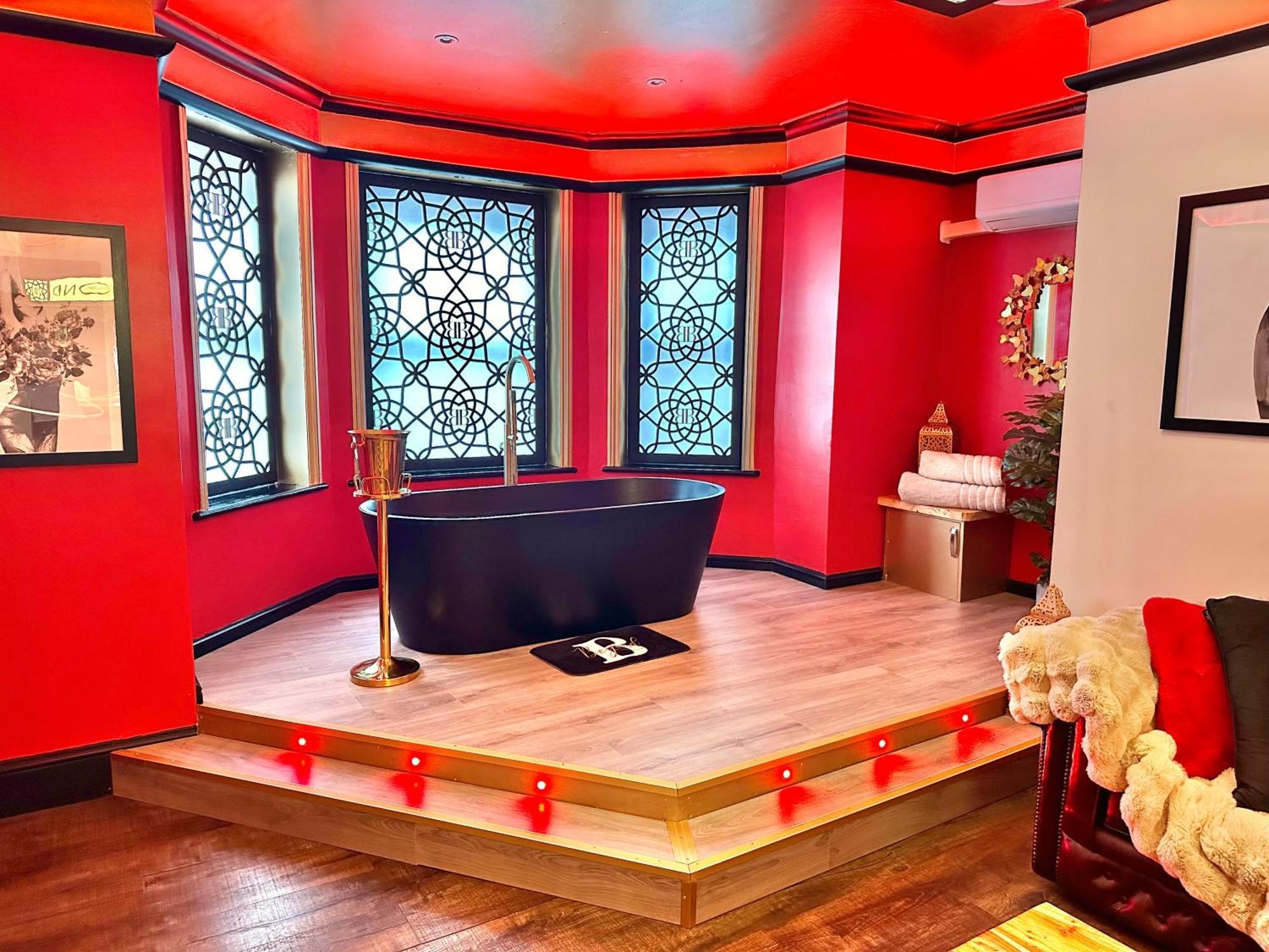 Beyond - Romantic Basement - Close To - With Parking Apartment *