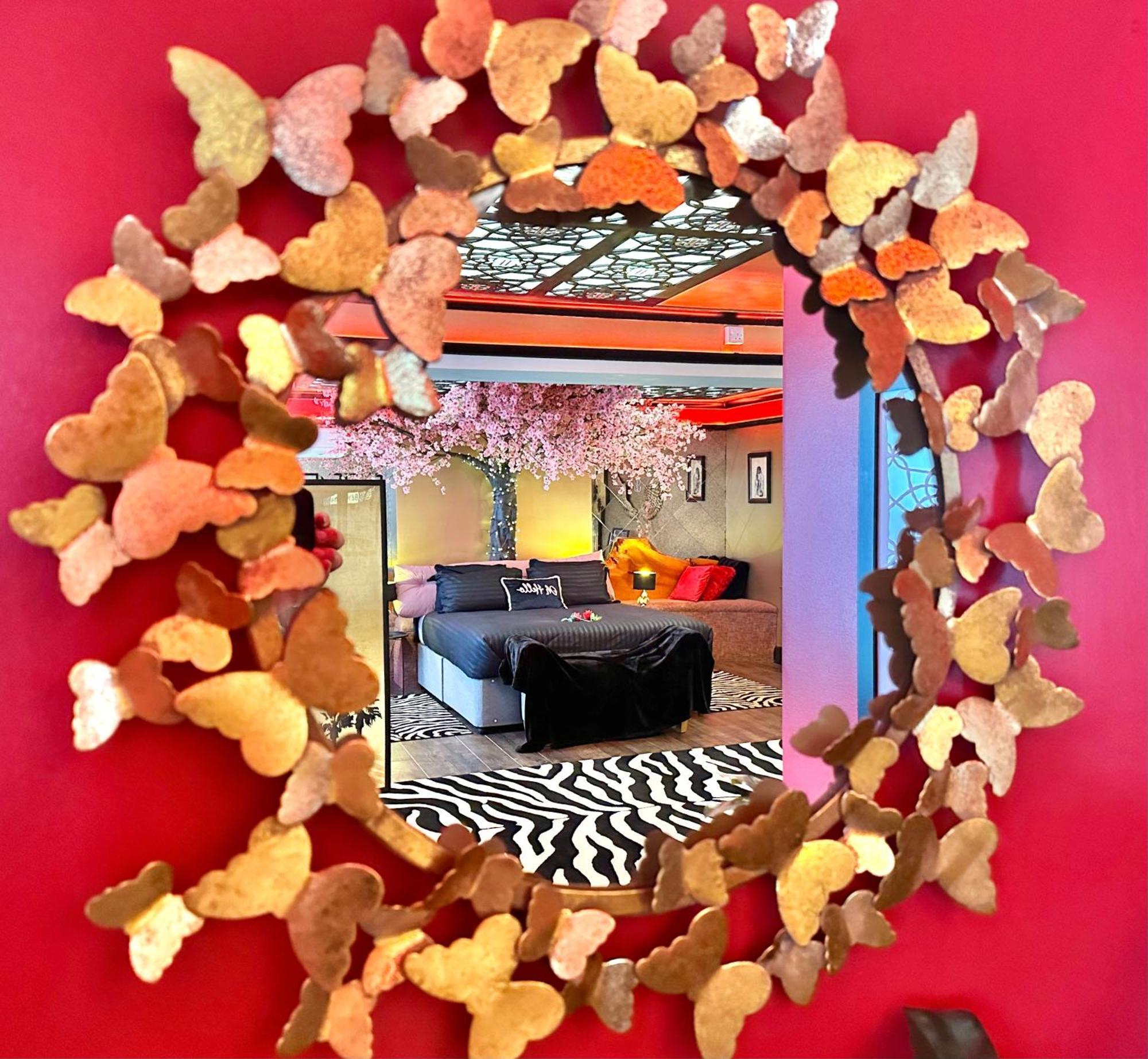 Beyond - Romantic Basement - Close To - With Parking