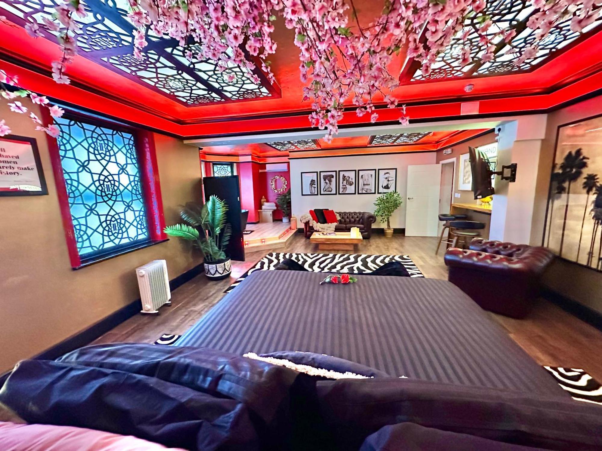 Apartment Beyond - Romantic Basement - Close To - With Parking *