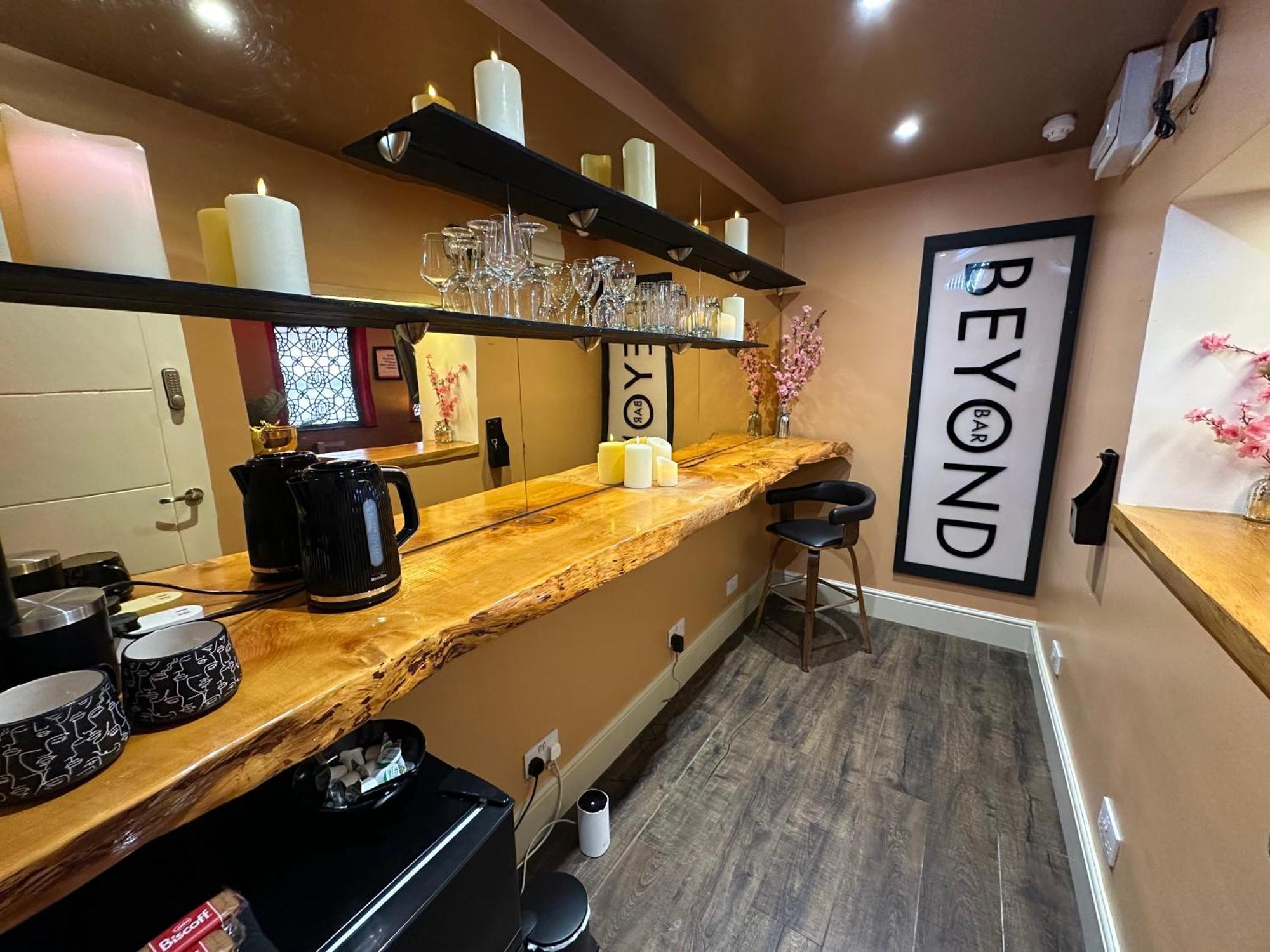 Beyond - Romantic Basement - Close To - With Parking Apartment