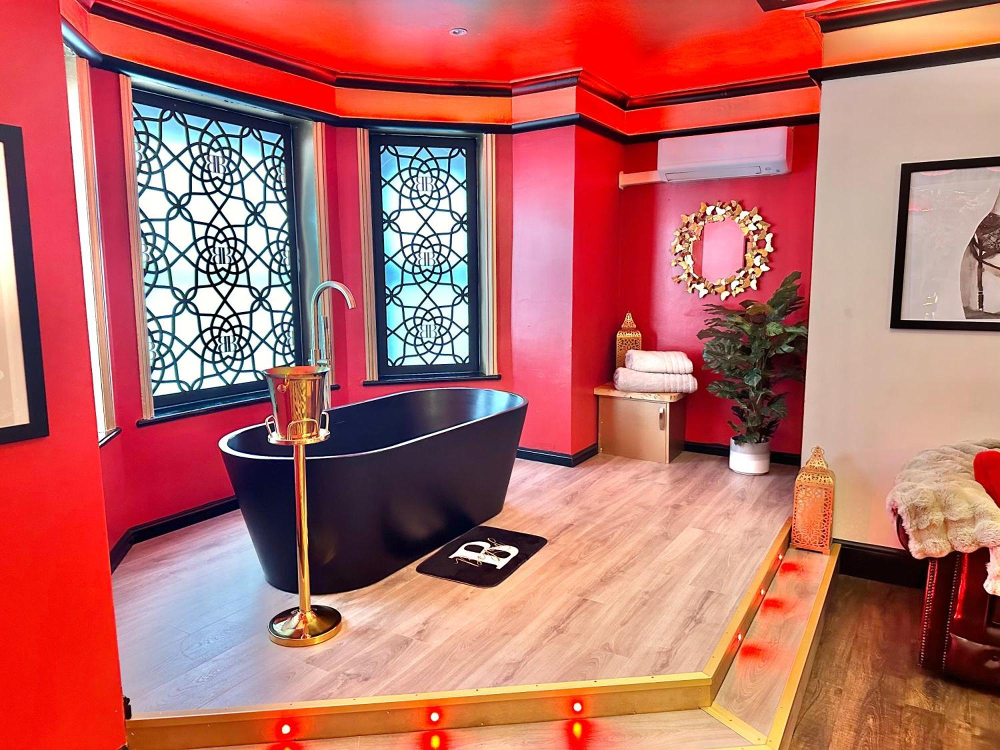 Apartment Beyond - Romantic Basement - Close To - With Parking *