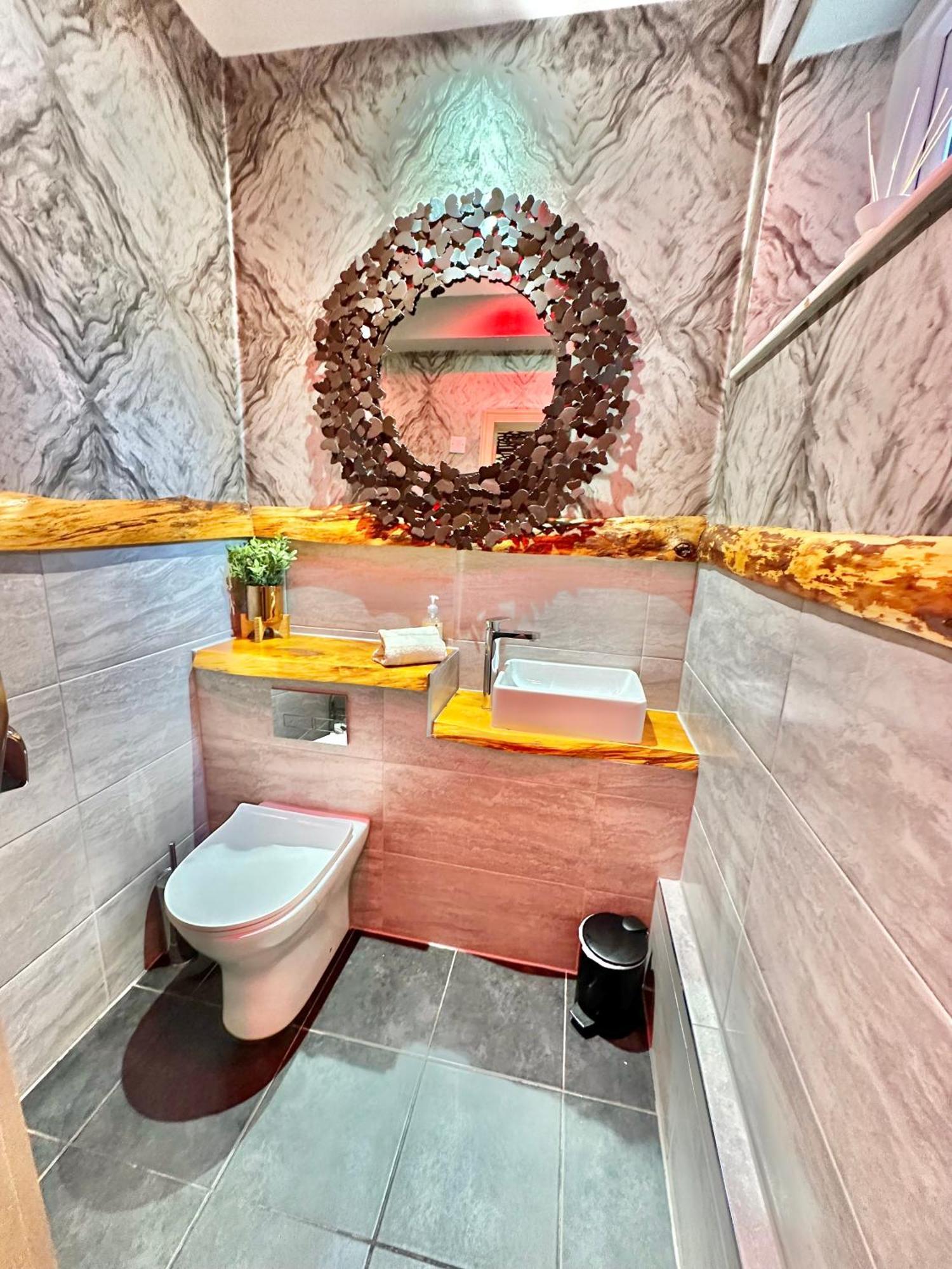 Apartment Beyond - Romantic Basement - Close To - With Parking *