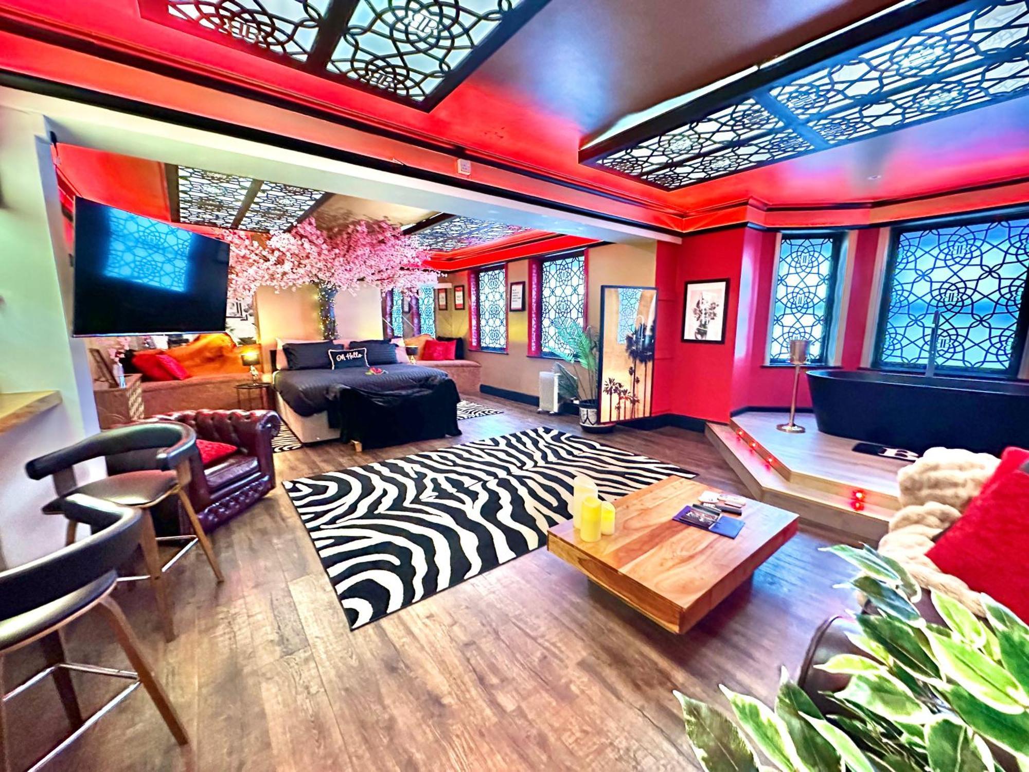 Beyond - Romantic Basement - Close To - With Parking *