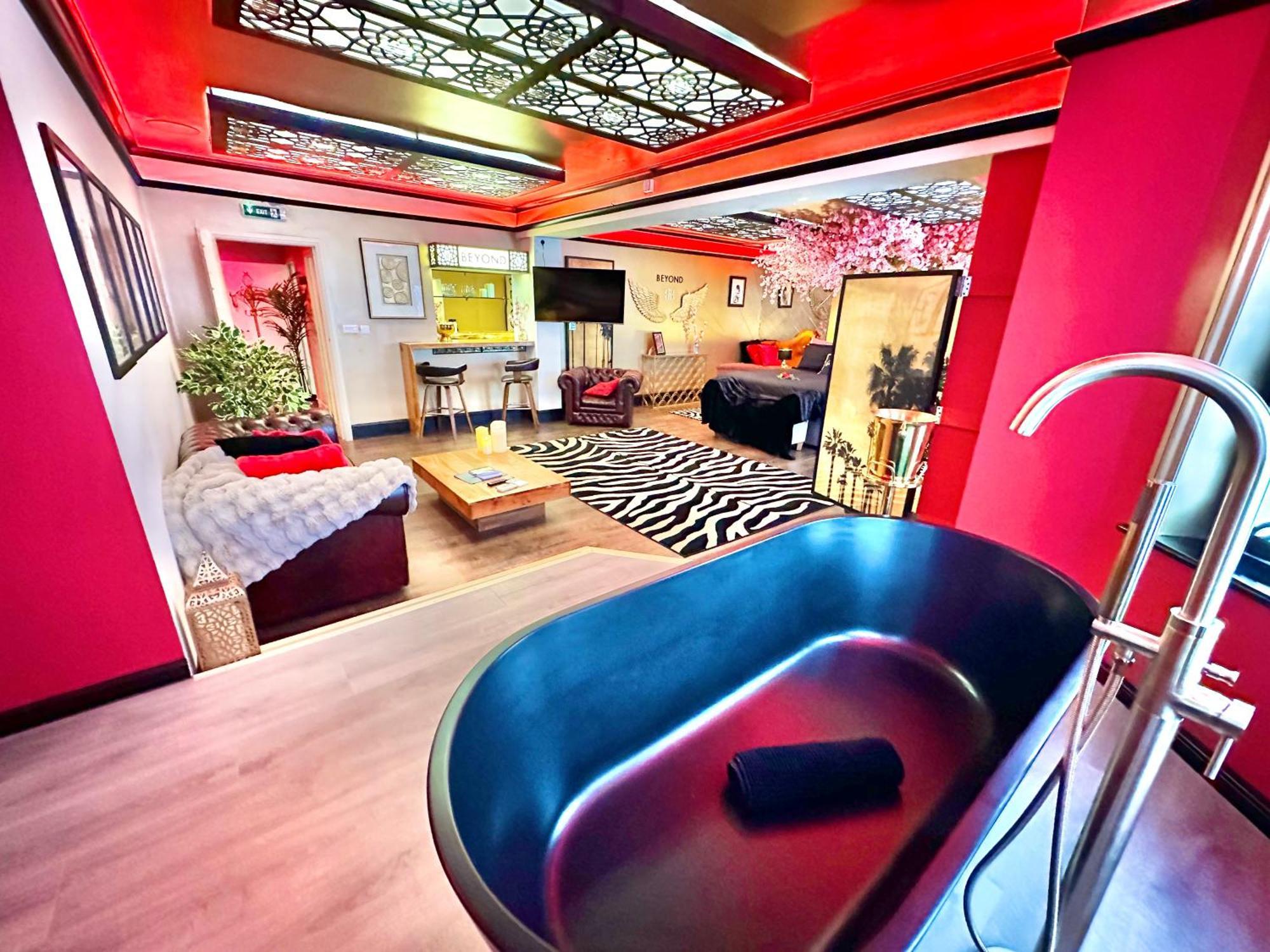 Beyond - Romantic Basement - Close To - With Parking Apartment