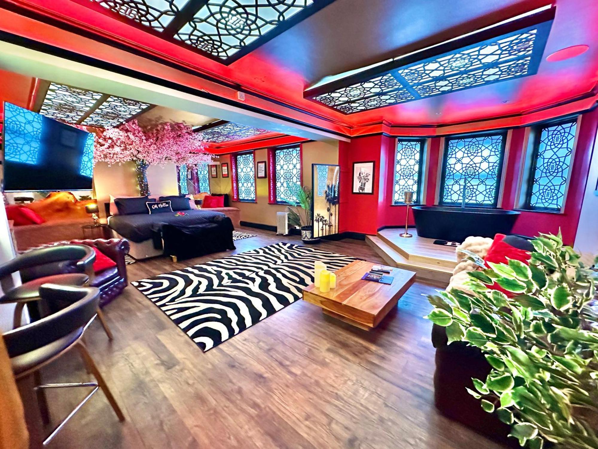 Apartment Beyond - Romantic Basement - Close To - With Parking *