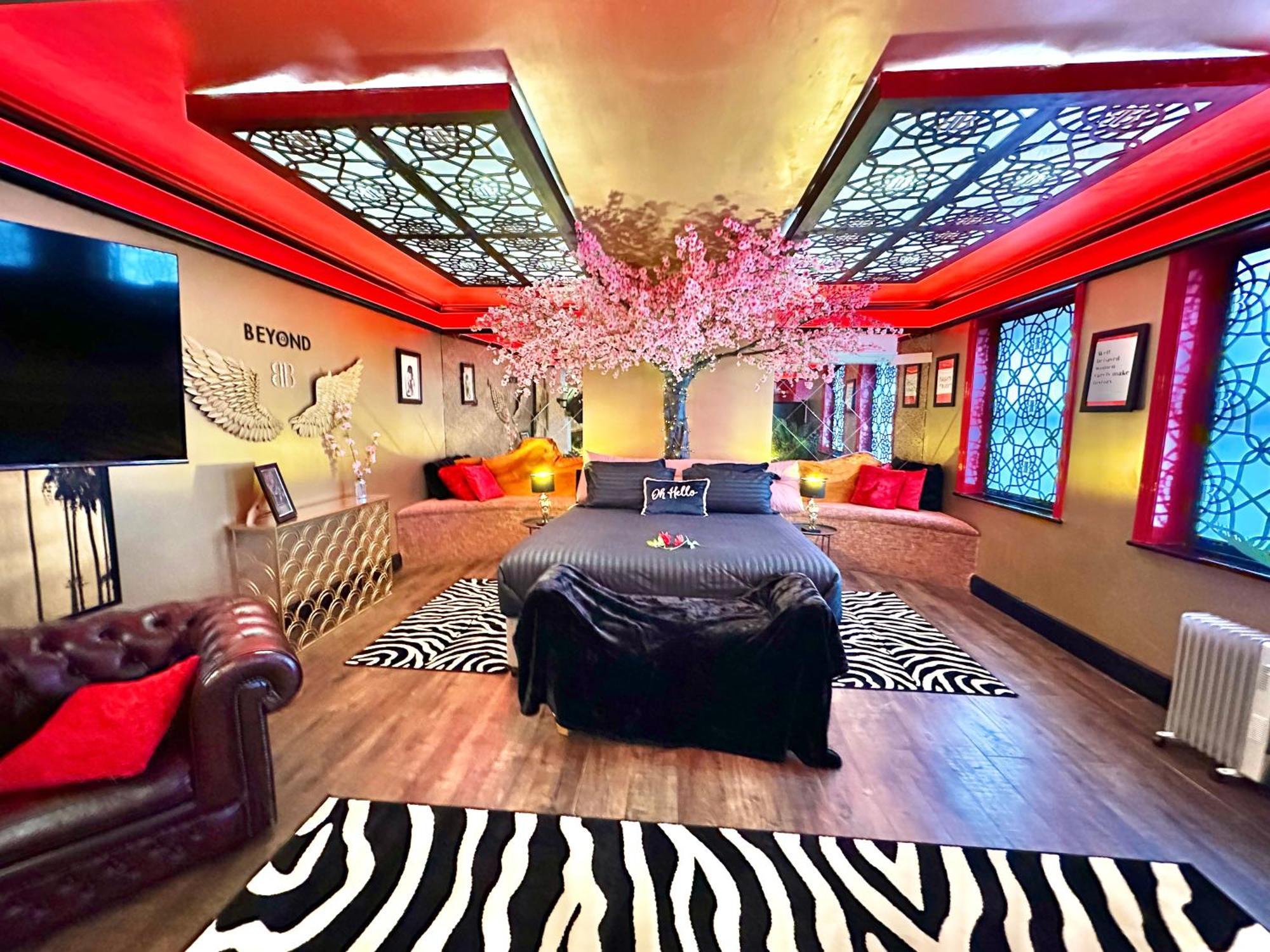 Beyond - Romantic Basement - Close To - With Parking Apartment