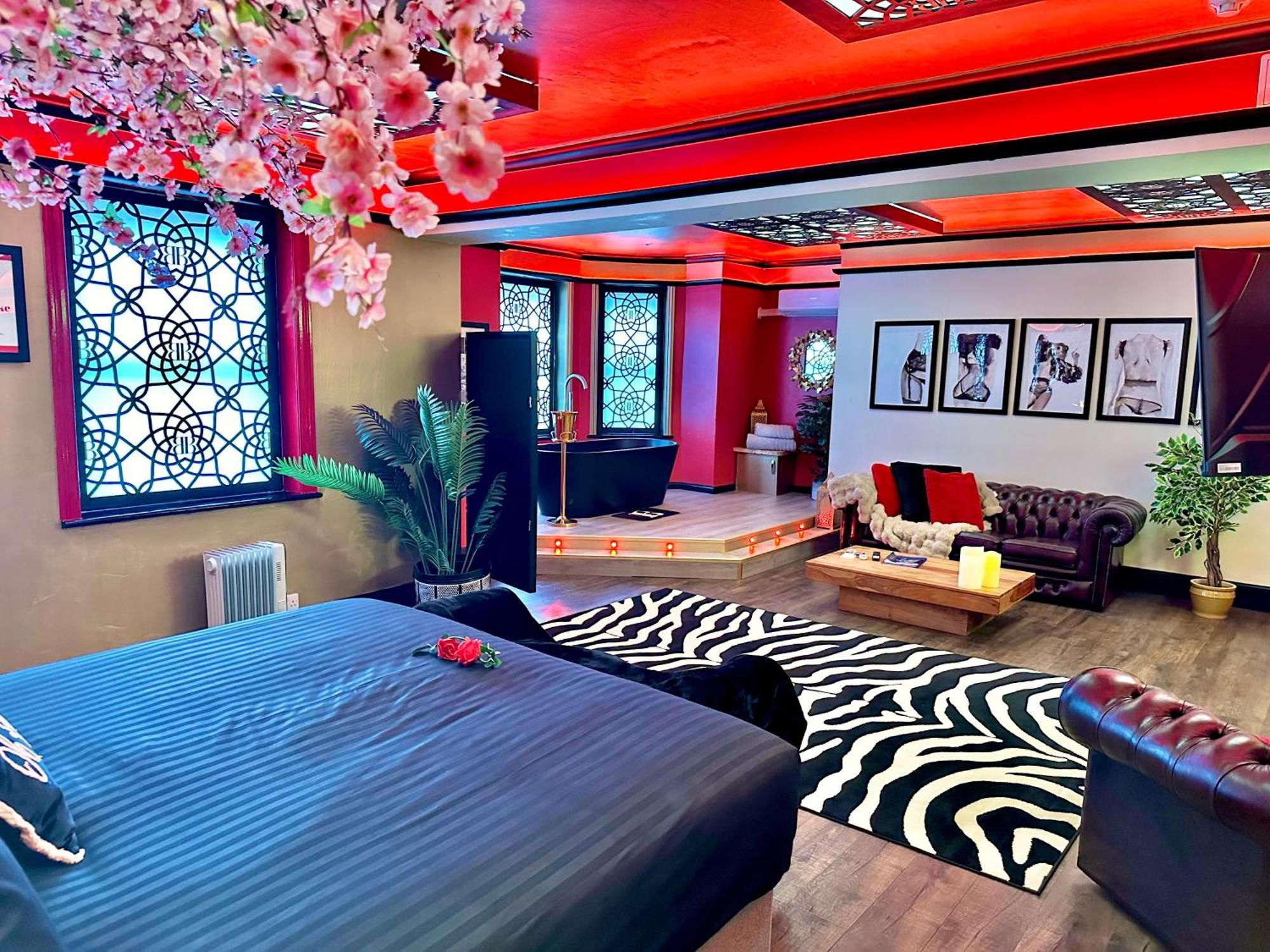 Beyond - Romantic Basement - Close To - With Parking