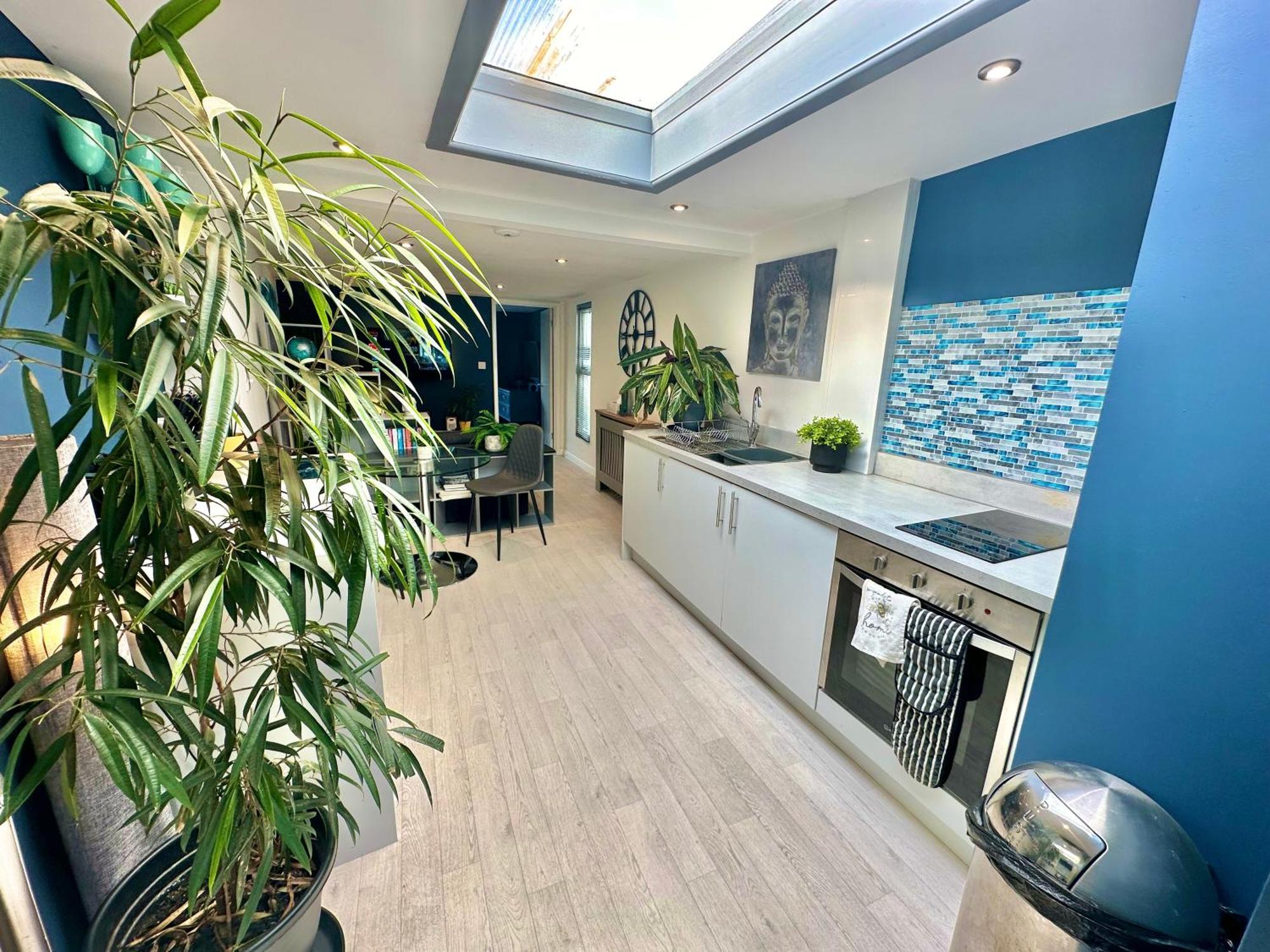Apartment A Hidden Gem With Private Hot Tub And Garden - Netflix - Fast Wifi - Free Parking *