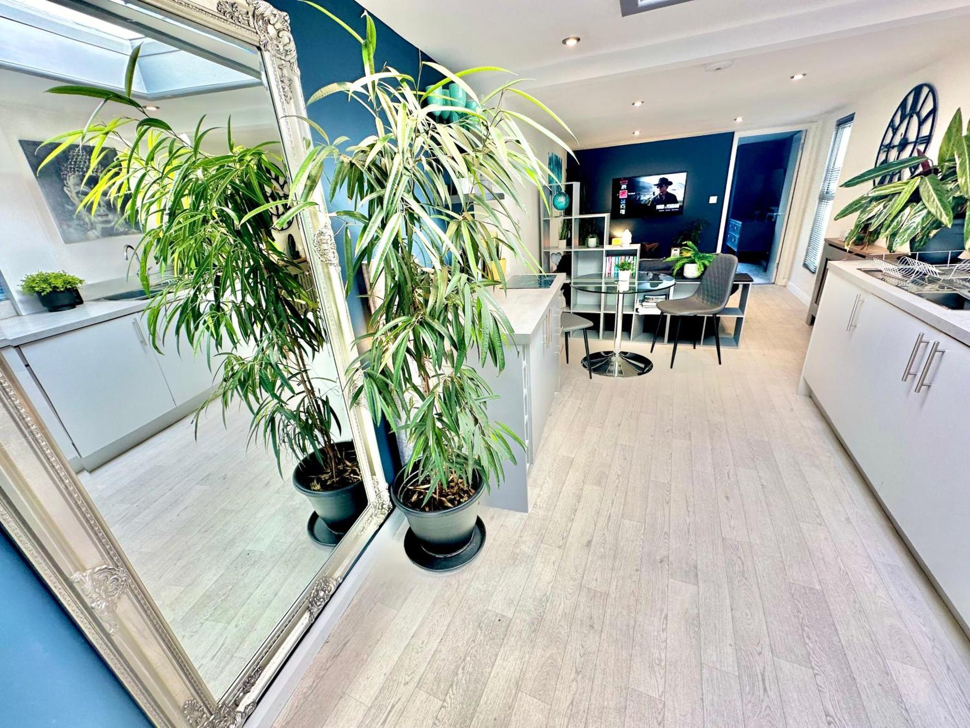A Hidden Gem With Private Hot Tub And Garden - Netflix - Fast Wifi - Free Parking