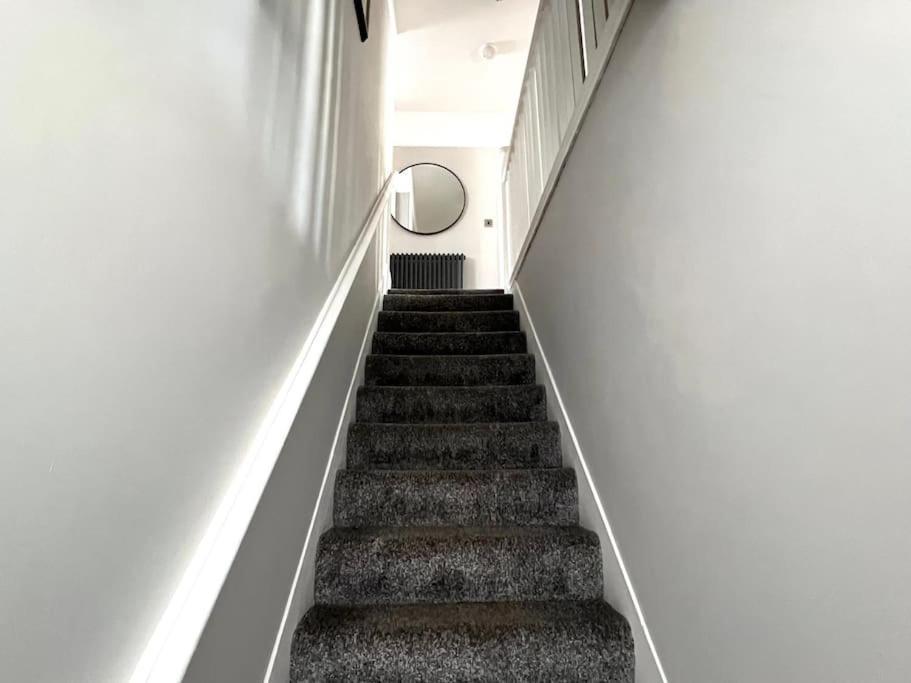 Apartment Spacious 3 Bed Sleeps 5 Near