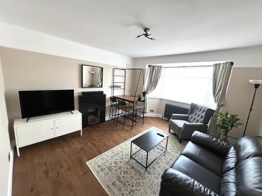 Apartment Spacious 3 Bed Sleeps 5 Near *