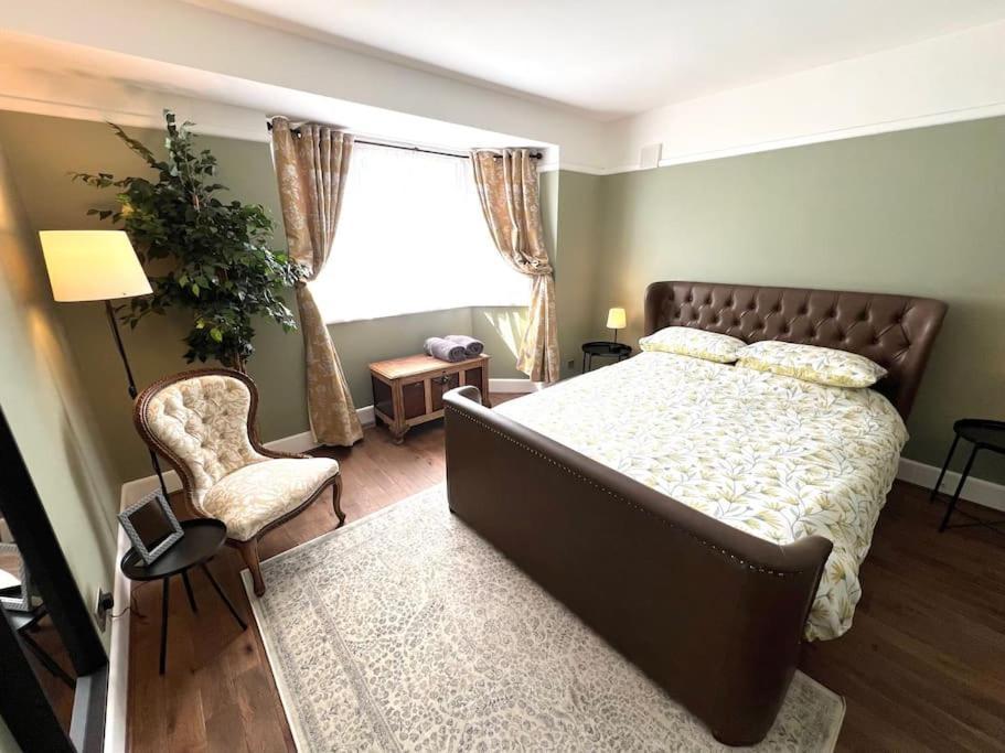 Apartment Spacious 3 Bed Sleeps 5 Near