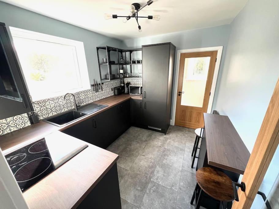 Spacious 3 Bed Sleeps 5 Near