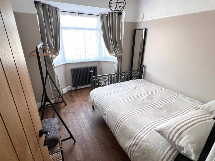 Spacious 3 Bed Sleeps 5 Near Bournemouth