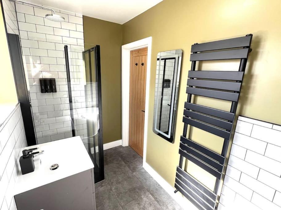 Apartment Spacious 3 Bed Sleeps 5 Near