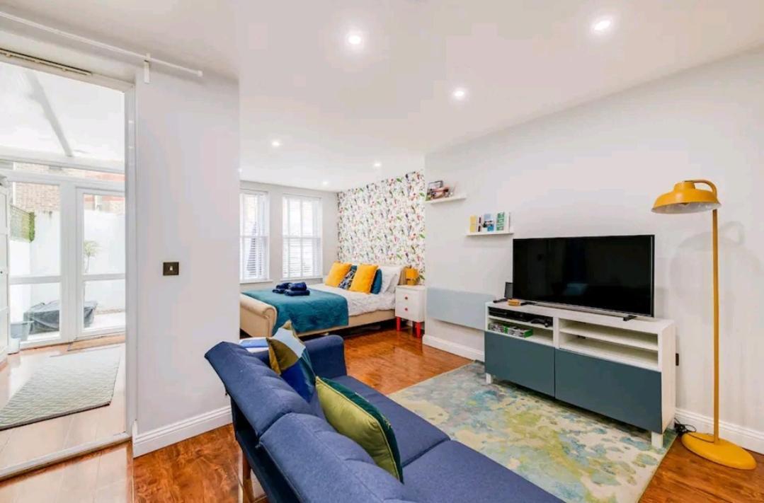 Apartment 3 Mins Walk, 2pm Check-in, Private Garden.