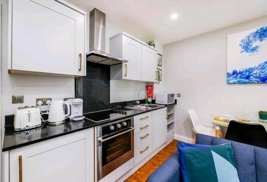 3 Mins Walk, 2pm Check-in, Private Garden. Apartment *