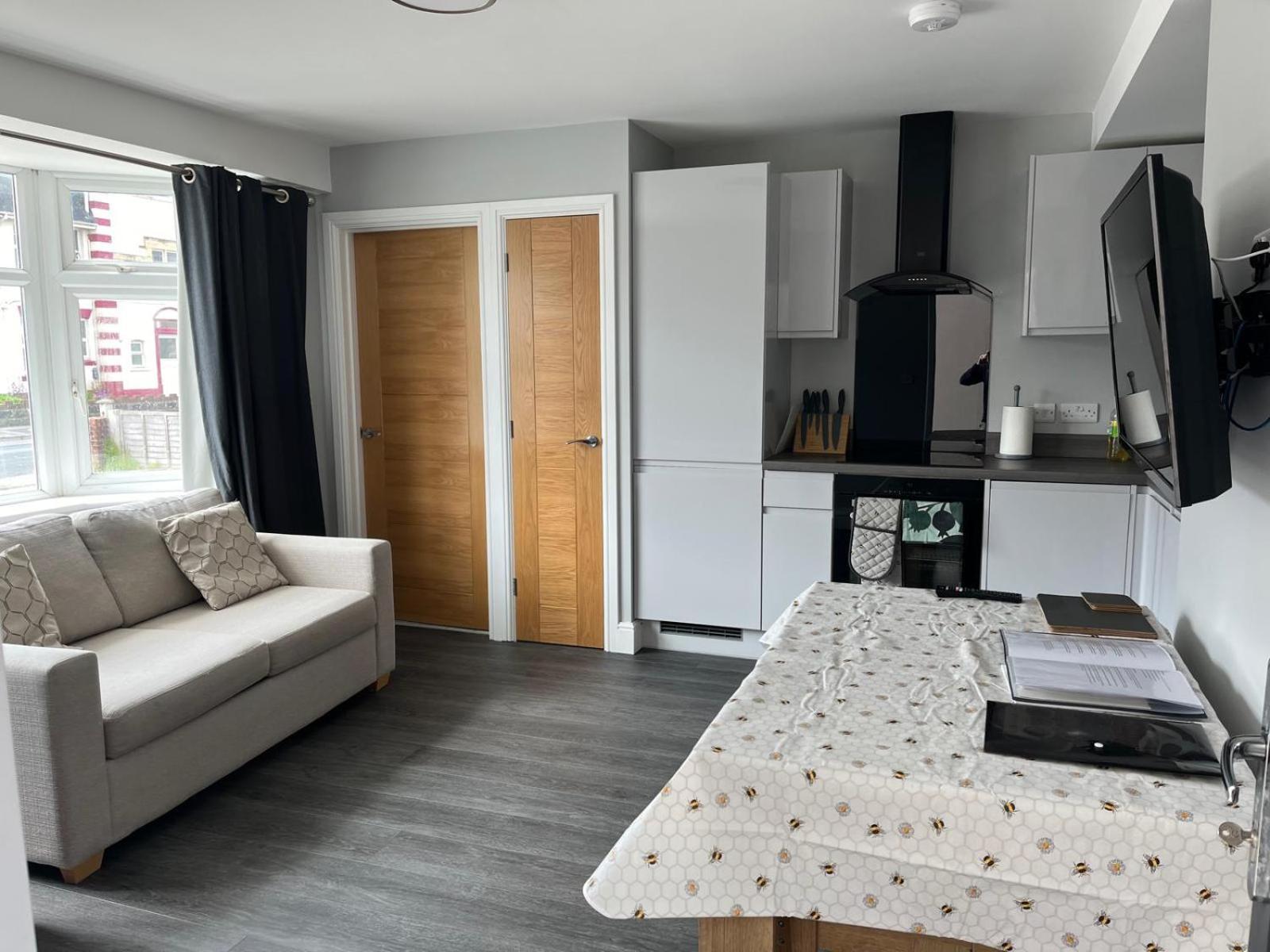 1 Bedroom Ground Floor Apartment *