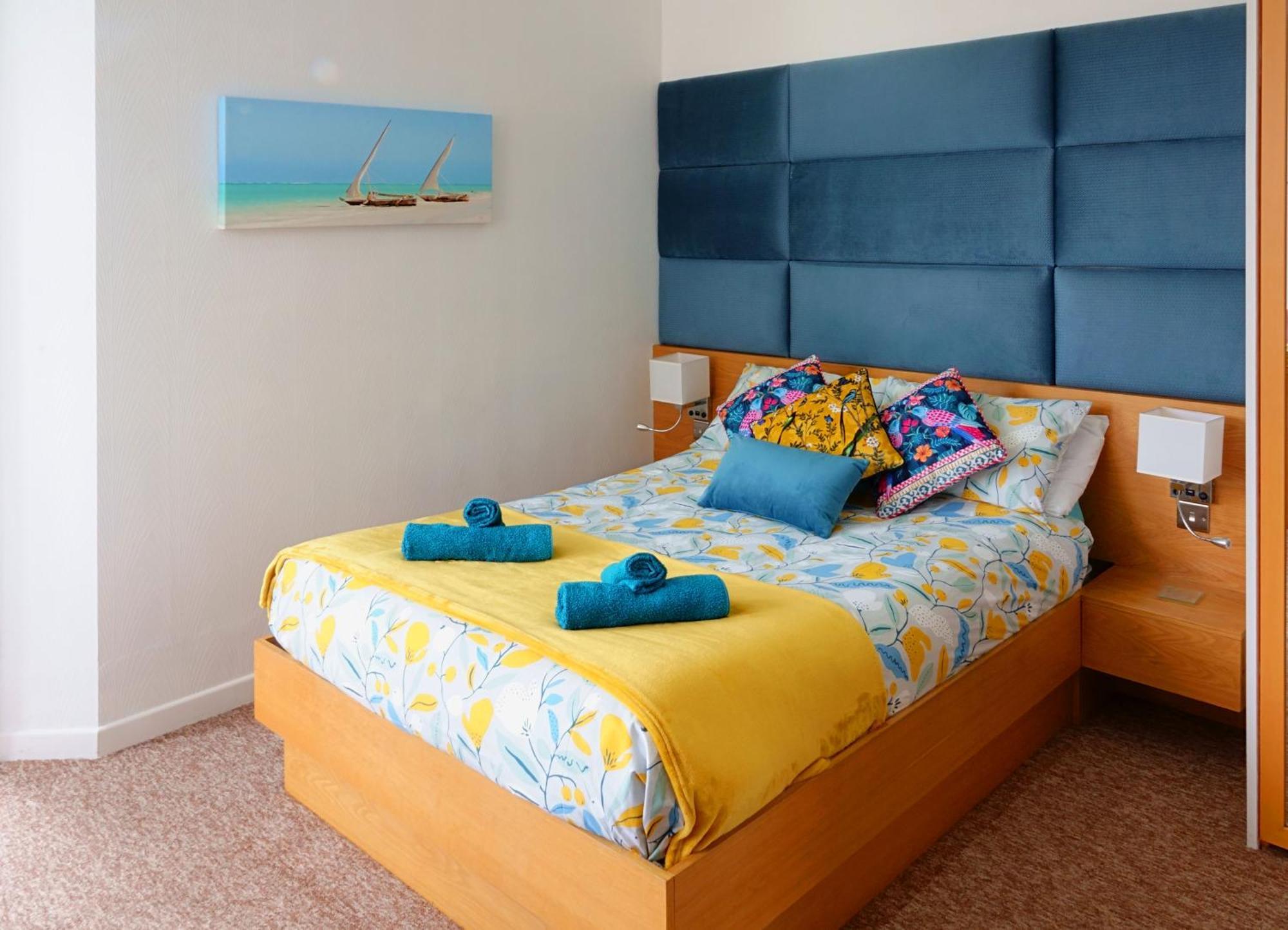A Beautiful With Stunning Sea Views & Private Balcony Apartment *