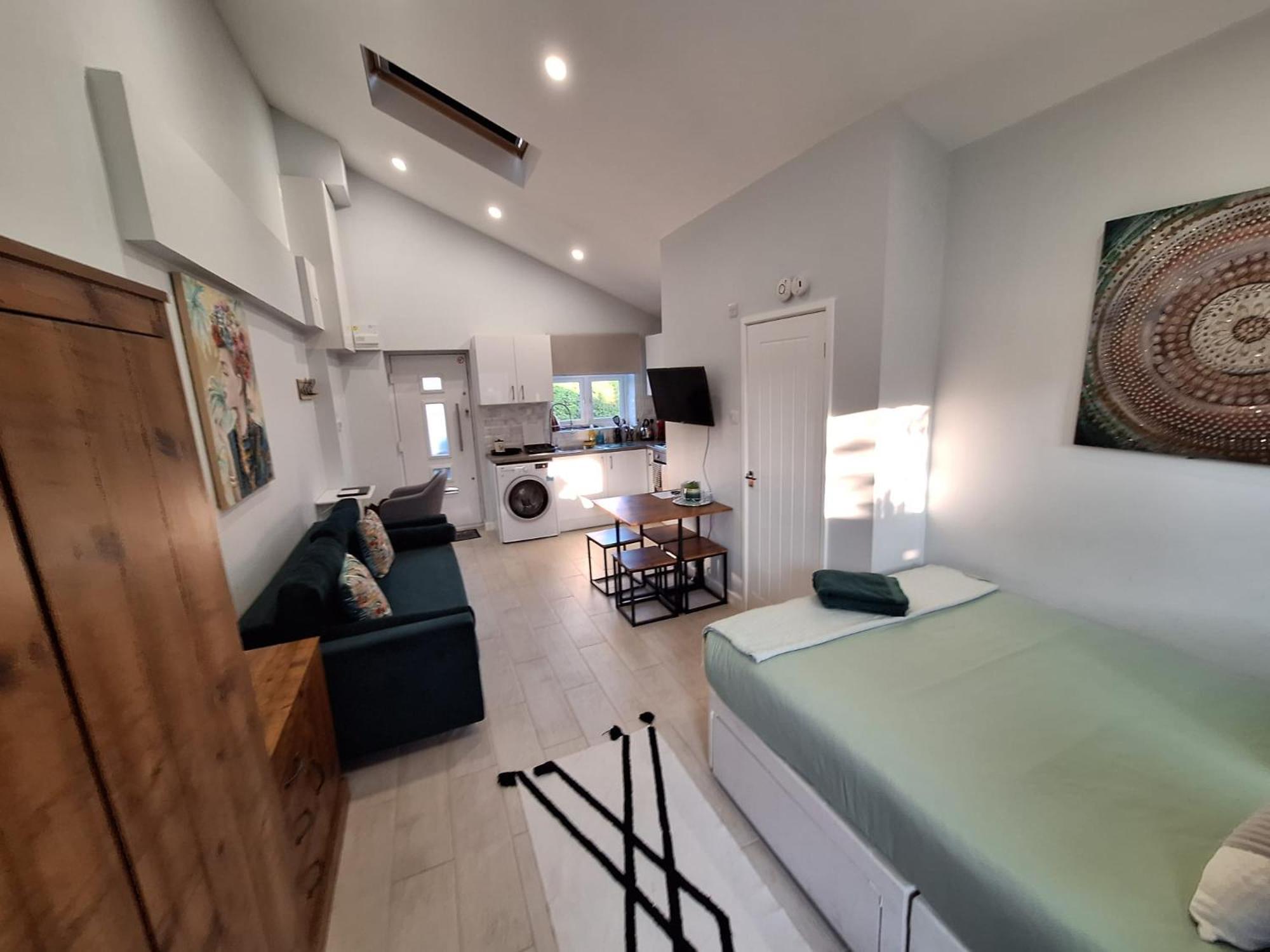 Apartment New, Stylish Flat With Private Patio And Free On-street Parking Check Out At 11am