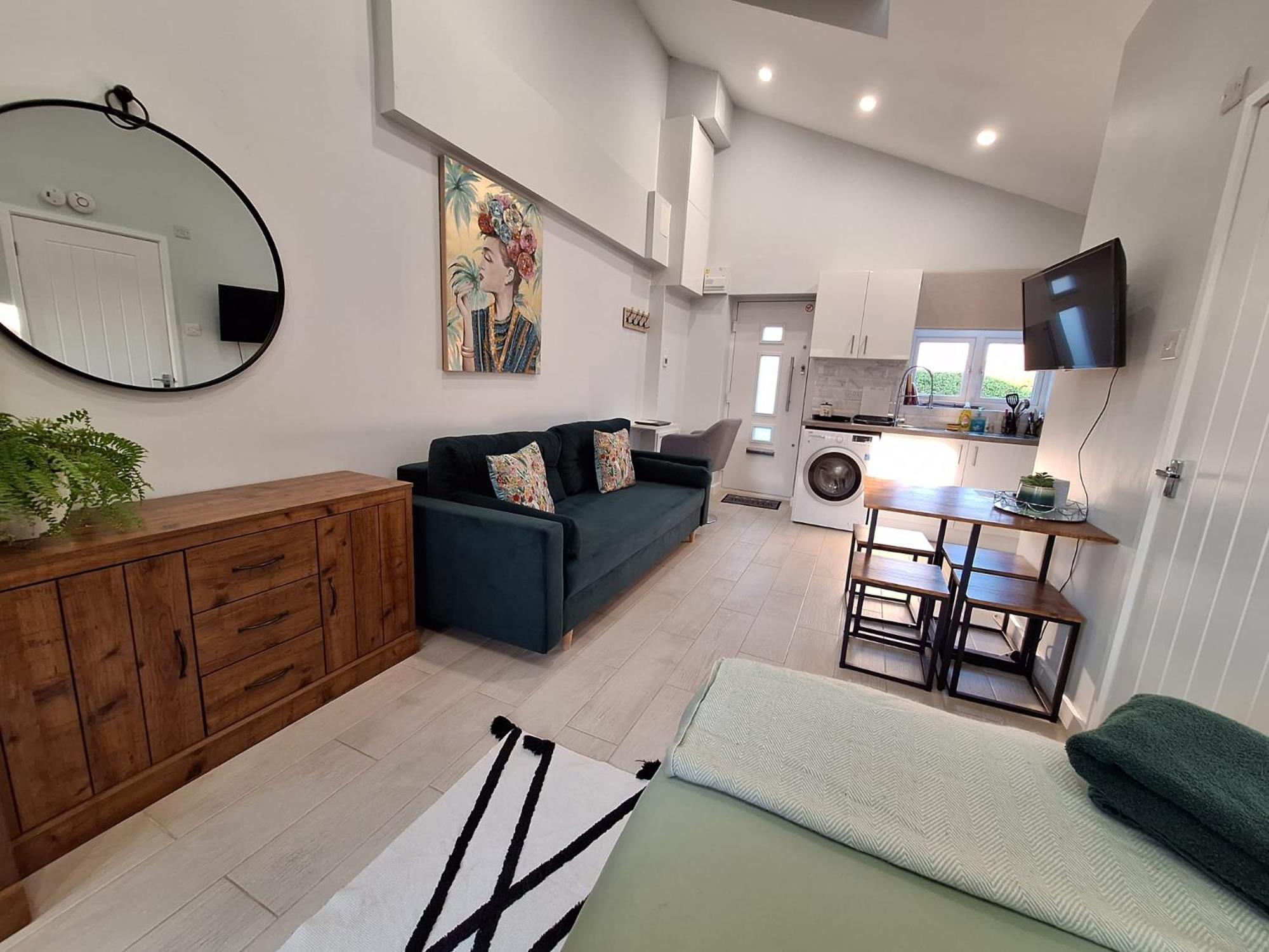 New, Stylish Flat With Private Patio And Free On-street Parking Check Out At 11am Apartment *