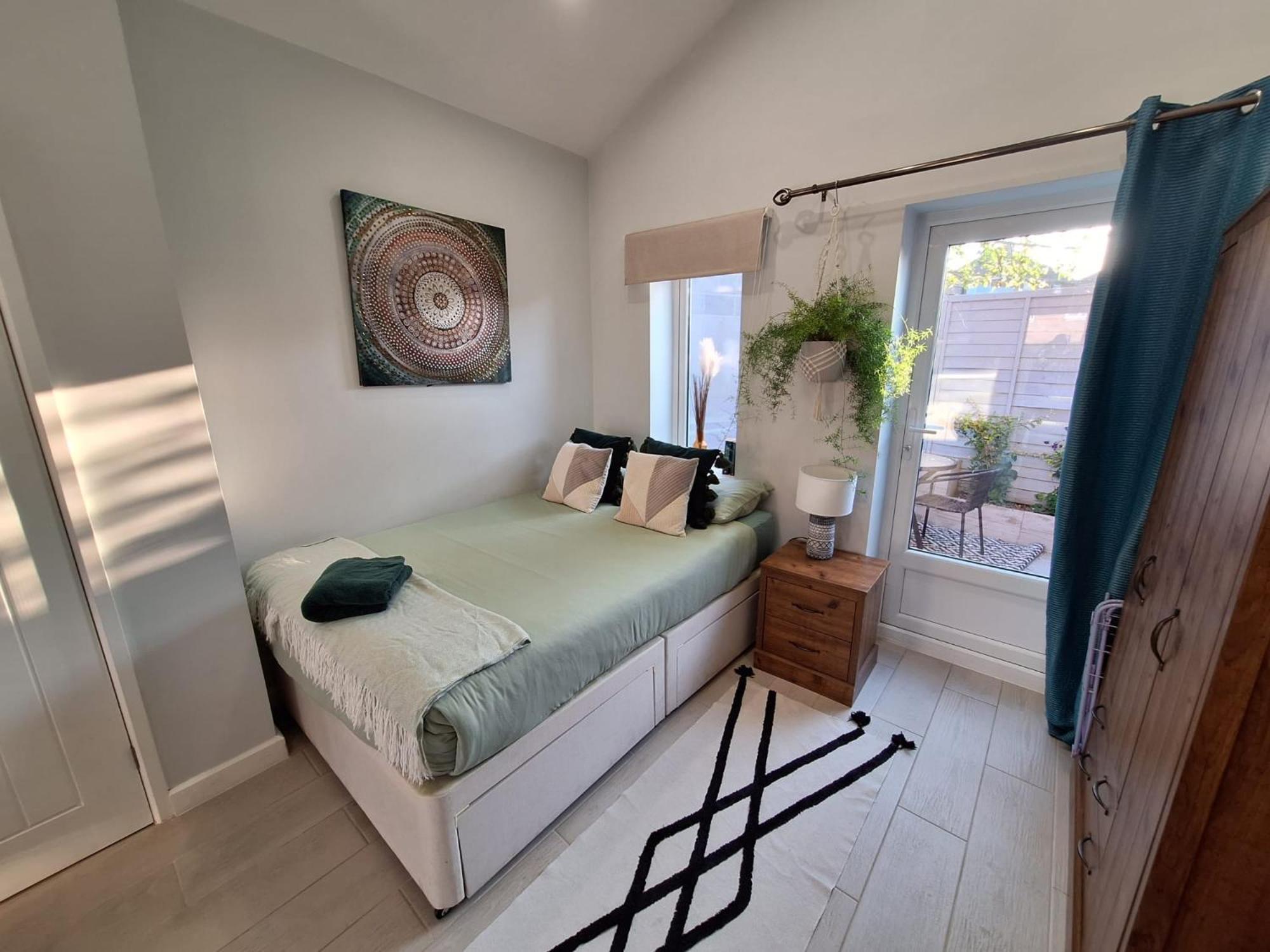Apartment New, Stylish Flat With Private Patio And Free On-street Parking Check Out At 11am *