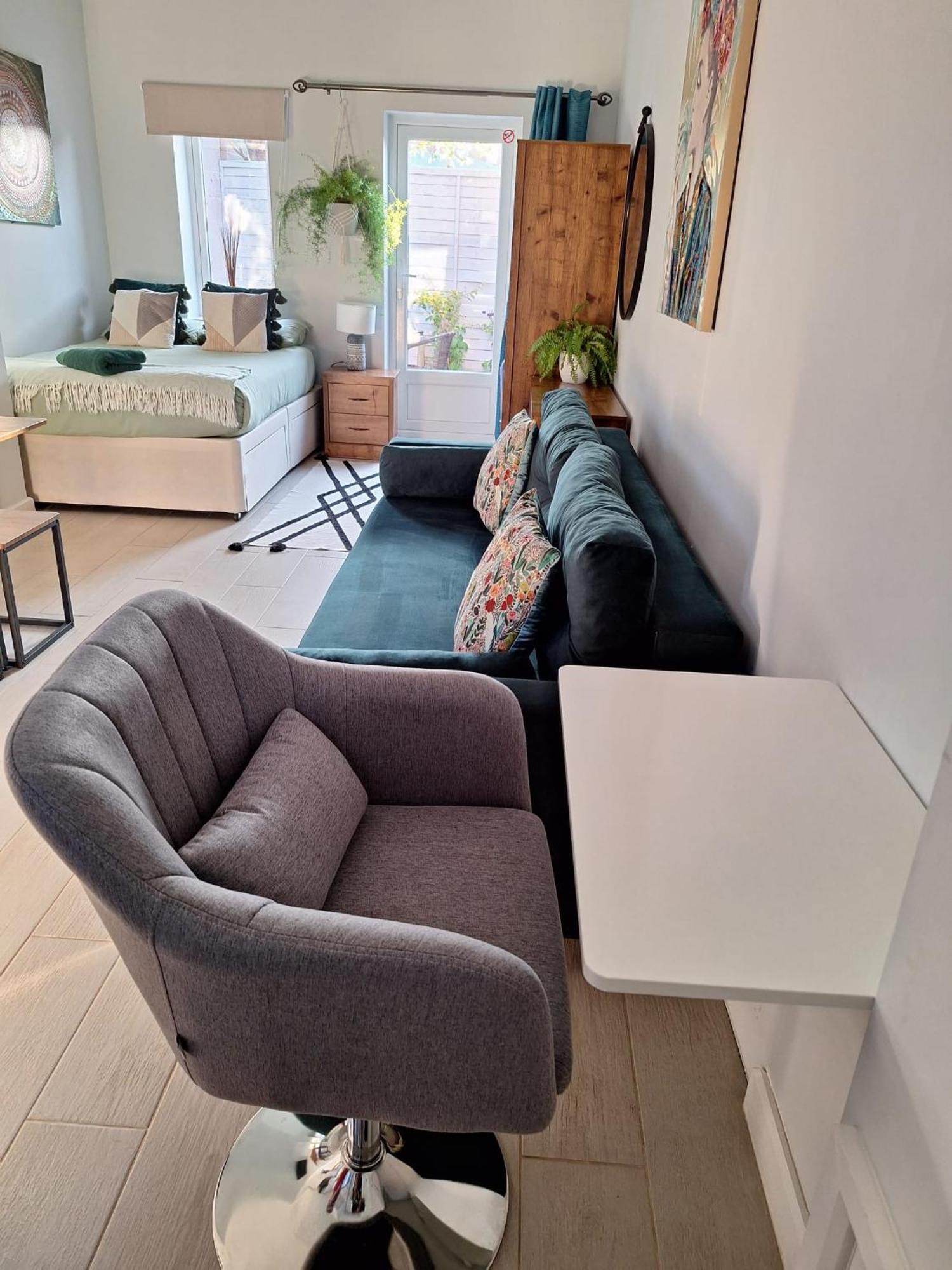 New, Stylish Flat With Private Patio And Free On-street Parking Check Out At 11am Apartment