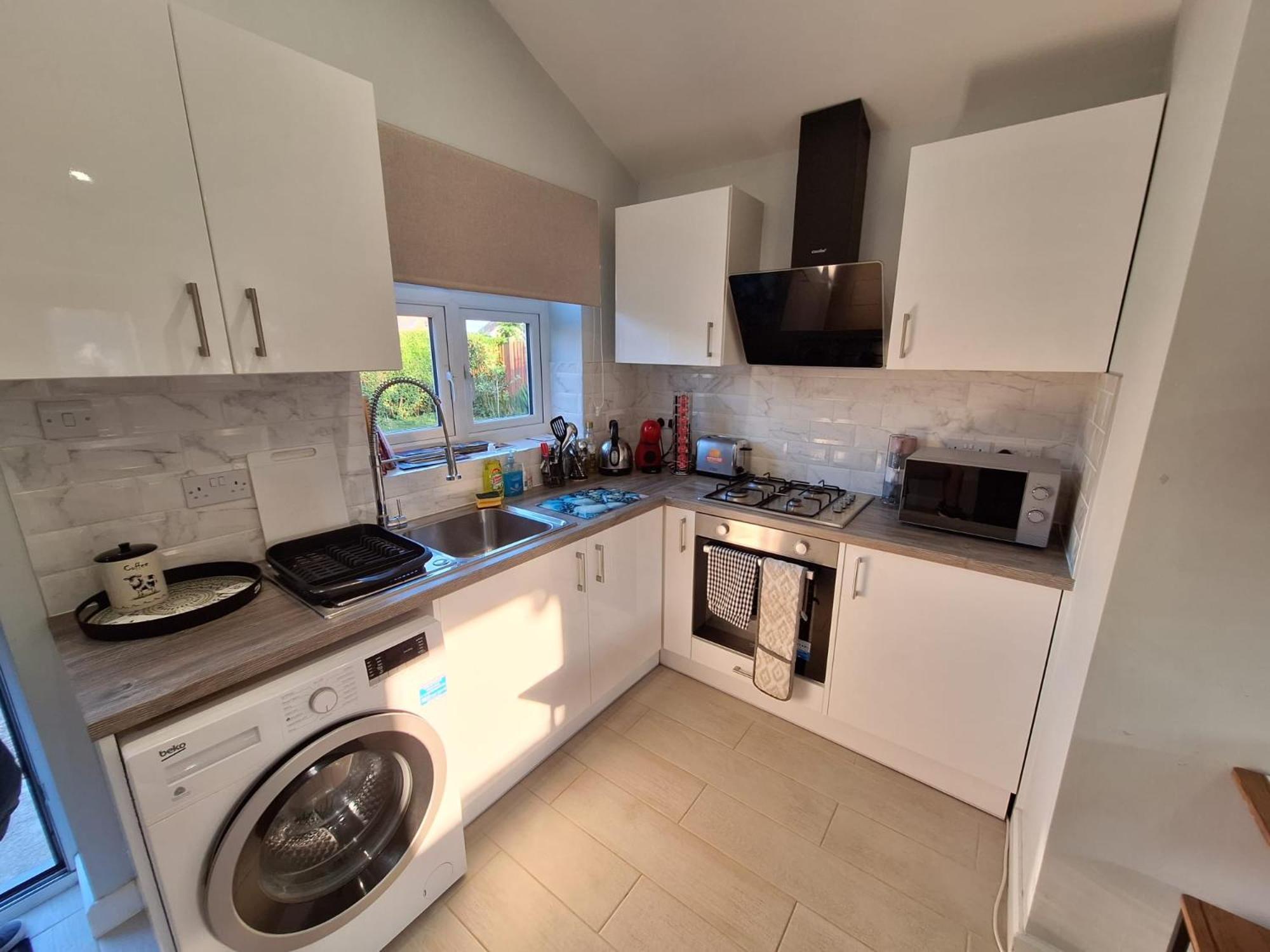 New, Stylish Flat With Private Patio And Free On-street Parking Check Out At 11am Apartment *