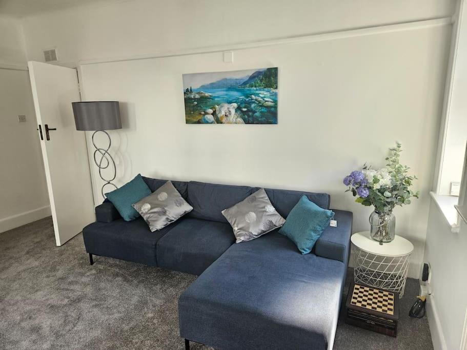 Stylish 2 Bedroom Town Centre Flat Near Apartment