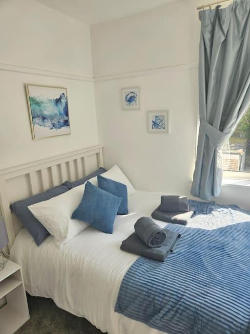 Stylish 2 Bedroom Town Centre Flat Near *