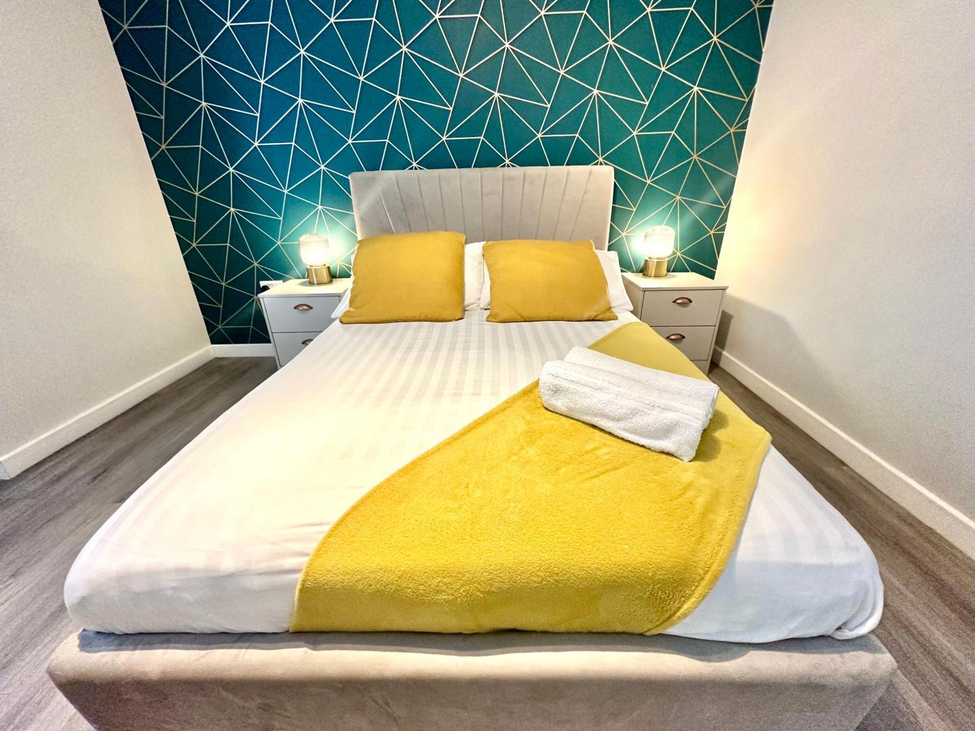 Spacious One Bedroom - With Parking And Wifi - Town Centre Location - Gated Access - Walk To Beach! *