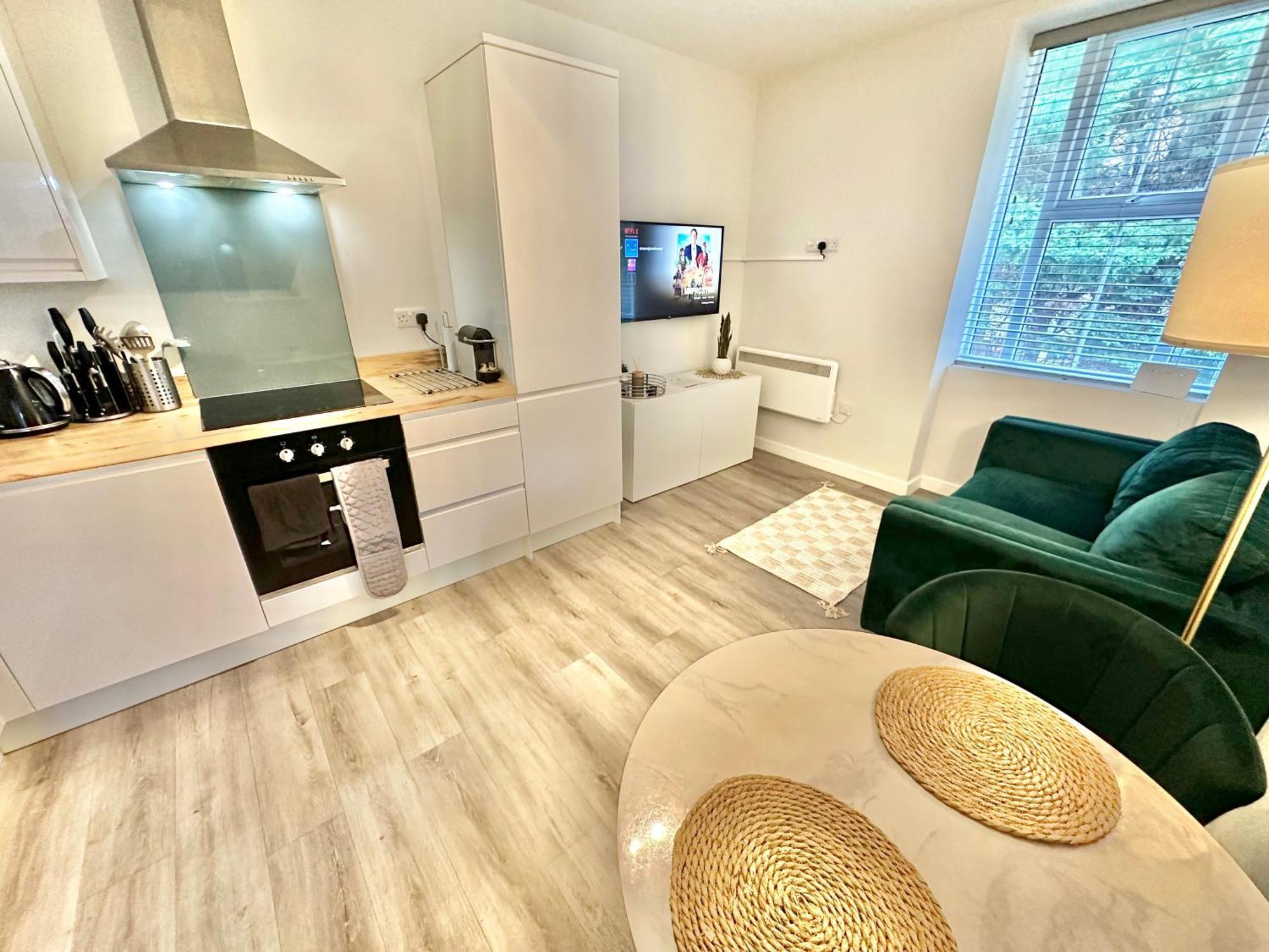 Spacious One Bedroom - With Parking And Wifi - Town Centre Location - Gated Access - Walk To Beach! Apartment *