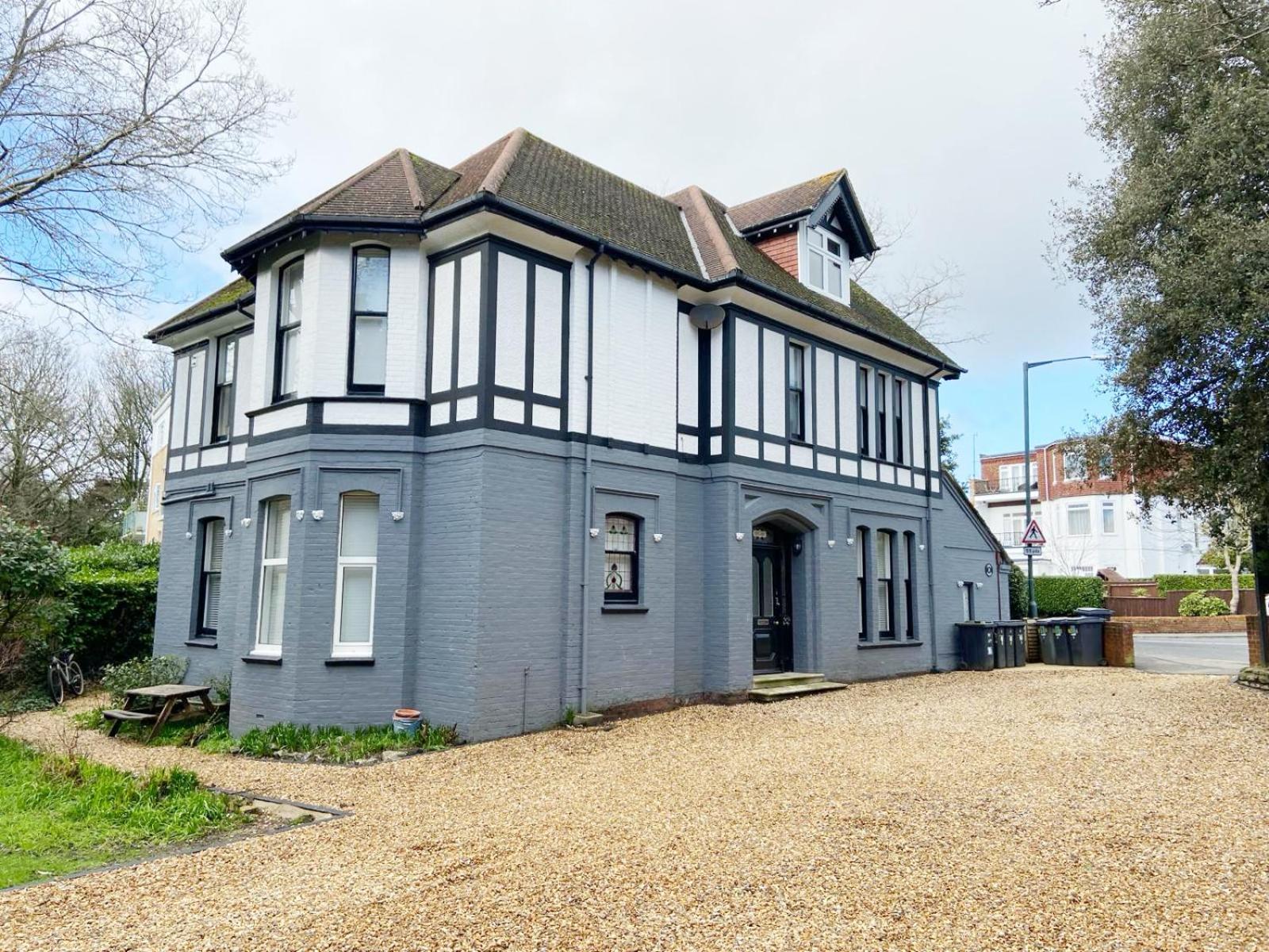 The Chine- A Spacious Close To The Apartment *