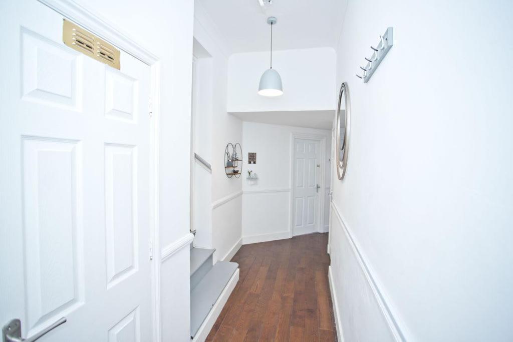 Town Centre Large 2 Bedroom - - Parking Apartment *