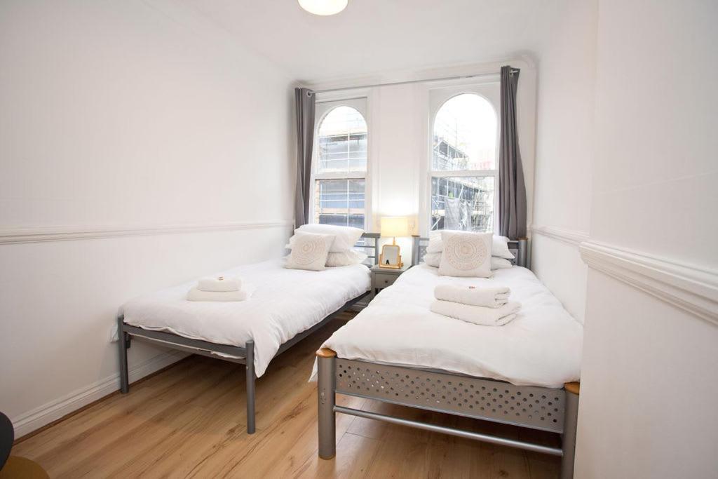 Apartment Town Centre Large 2 Bedroom - - Parking *