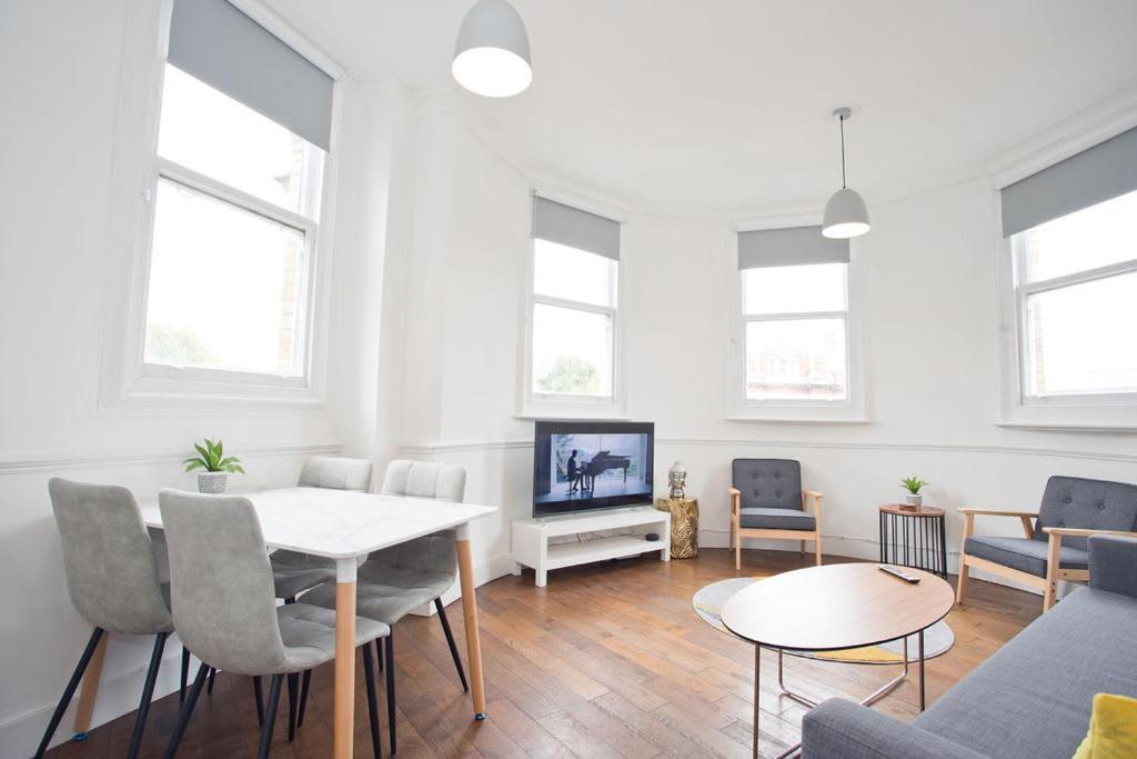 Town Centre Large 2 Bedroom - - Parking
