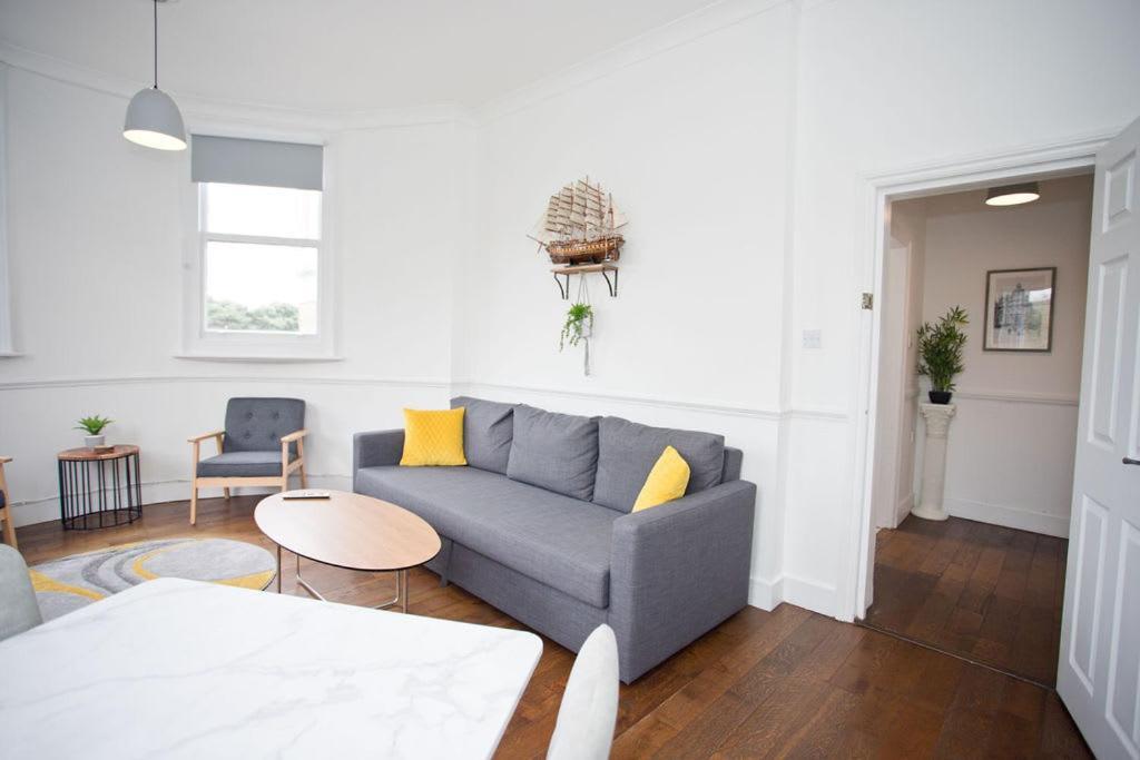 Apartment Town Centre Large 2 Bedroom - - Parking *