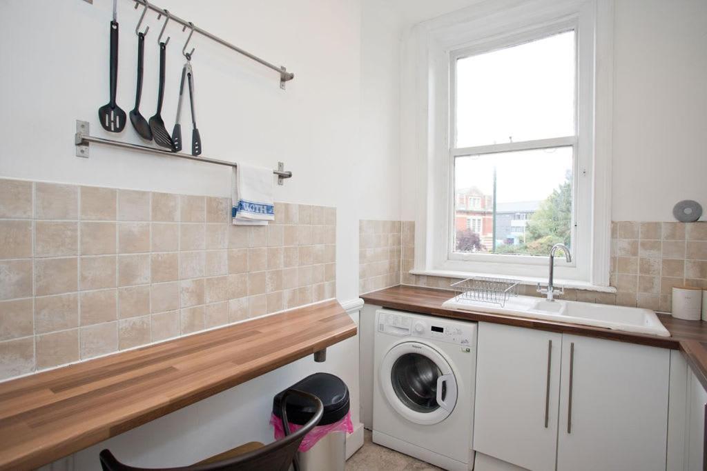 Apartment Town Centre Large 2 Bedroom - - Parking *