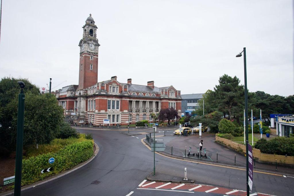 Town Centre Large 2 Bedroom - - Parking Apartment *