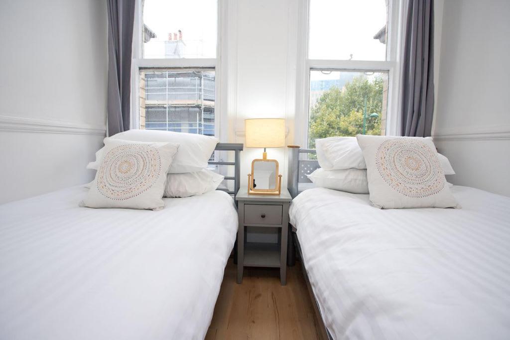 Town Centre Large 2 Bedroom - - Parking Apartment