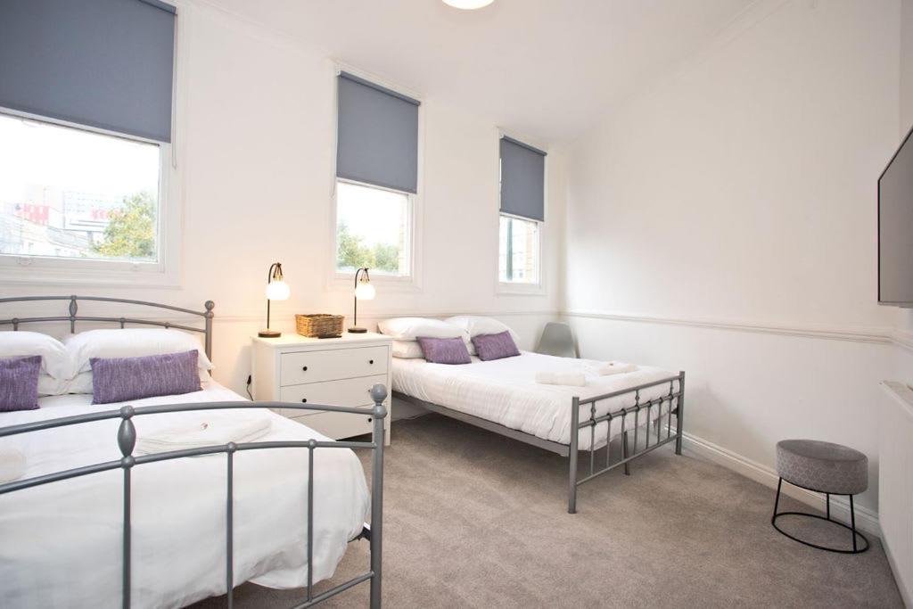 Town Centre Large 2 Bedroom - - Parking Apartment *