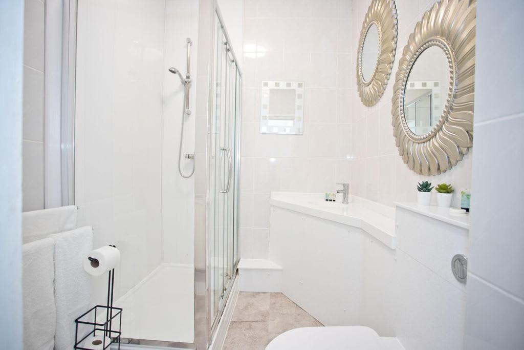 Town Centre Large 2 Bedroom - - Parking *