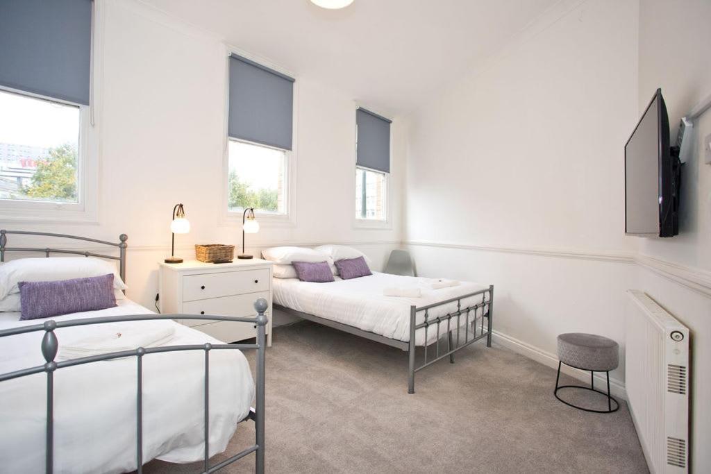 Apartment Town Centre Large 2 Bedroom - - Parking *