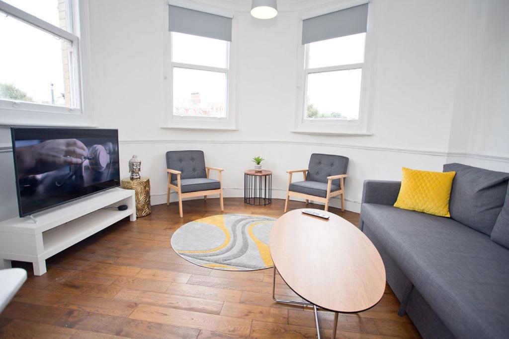 Town Centre Large 2 Bedroom - - Parking * Bournemouth