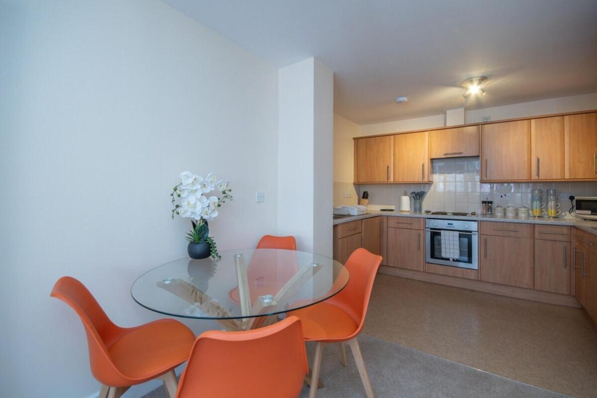 Apartment 1 Bedroom In Town Centre - 5 Mins Walk From The Beach- Sleeps Up To 4
